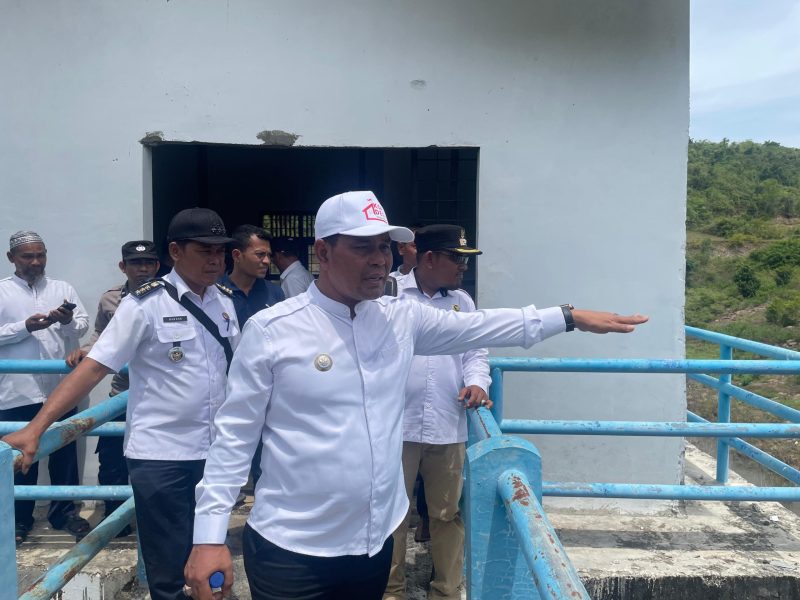Bupati Aceh Besar H Muharram Idris (Syech Muharram), meninjau kondisi Waduk Tui Geulumpang, di kawasan Gampong Krueng Kalee, Kecamatan Darussalam, Kabupaten Aceh Besar, Rabu (23/07/2025).