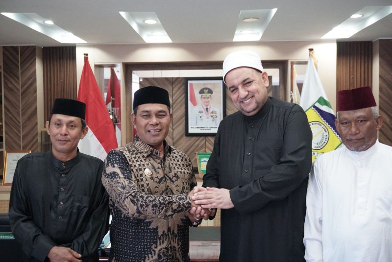 Bupati Aceh Besar Muharram Idris menyambut kunjungan Duta Perwakilan Palestina Syekh Dr Samih Kamel Hajjaj di ruang kerjanya, Kota Jantho, Kamis (24/07/2025).