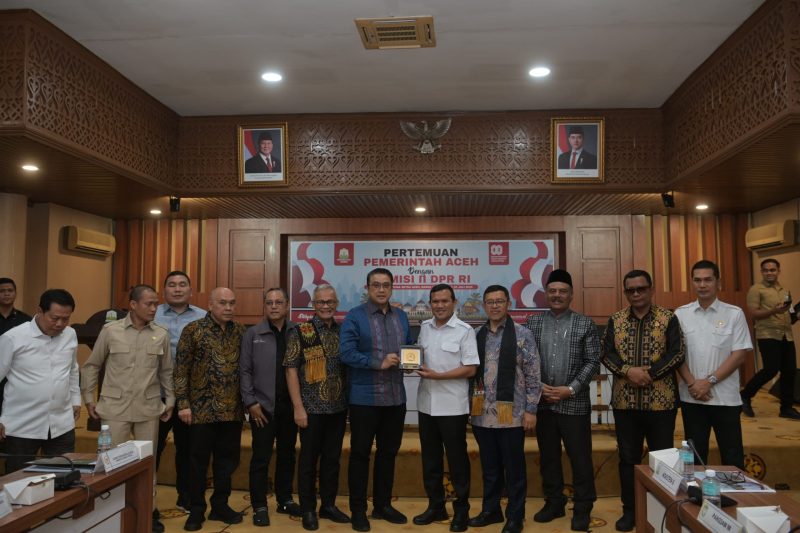 Wakil Gubernur Aceh, Fadhlullah SE menerima Kunjungan Reses Komisi II DPR RI di gedung Serbaguna Setda Aceh, (25/07/2025).