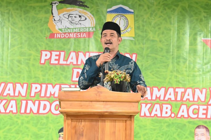 Wakil Bupati Aceh Besar Drs H Syukri A Jalil menyampaikan sambutan pada acara Pelantikan DPK Tani Merdeka Indonesia se-Kabupaten Aceh Besar di Aula Hotel Hijrah, Kecamatan Ingin Jaya, Aceh Besar, Sabtu (26/07/2025).