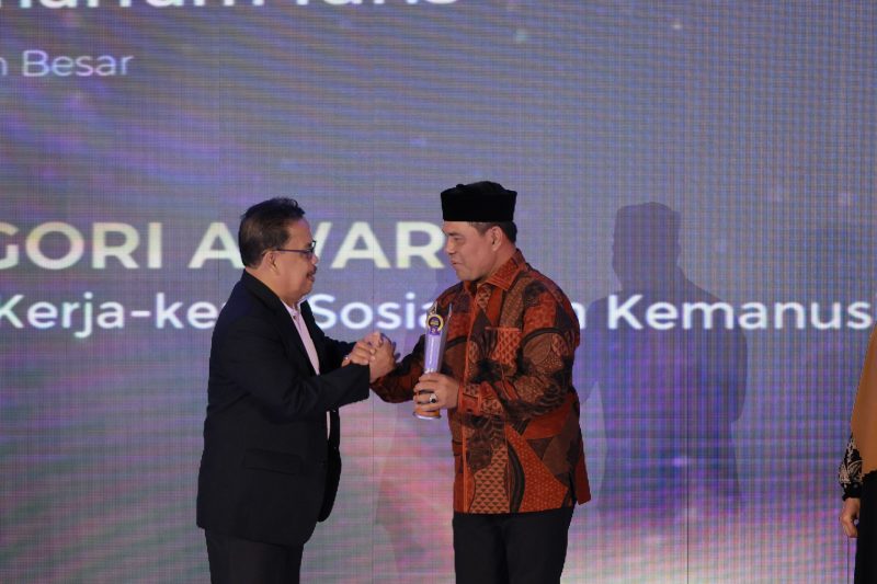 Bupati Aceh Besar H Muharram Idris menerima penghargaan dari Pemred Theacehpost.com Nasir Nurdin pada malam Penganugerahan Award 5 Tahun The Aceh Post di Hermes Palace Hotel, Banda Aceh, Sabtu (26/07/2025) malam.