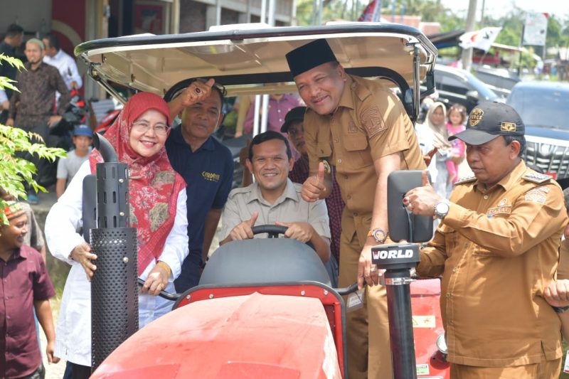 Wakil Gubernur Aceh, Fadhlullah, SE didampingi Bupati Bireuen, Mukhlis Kadistambun Aceh, Cut Huzaimah menyerahkan Alat mesin pertanian kepada petani di Jangka Alue, Kabupaten Bireuen, Senin (28/07/2025).