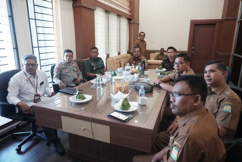 Asiaten II Sekdakab Aceh Besar HM Ali S.Sos MSi mengikuti Rakor Inflasi bersama Kemendagri di Ruang Rapat Sekda Aceh Besar, Kota Jantho, Selasa (29/07/2025).