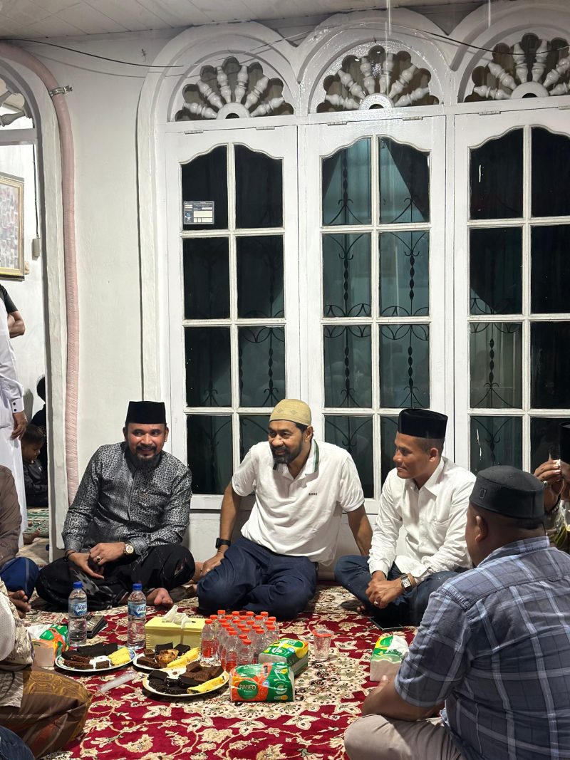 Gubernur Aceh, H. Muzakir Manaf (Mualem), melakukan takziah ke rumah duka ibunda Bupati Aceh Timur, Iskandar Usman Al-Farlaky, pada Jumat malam, 25 Juli 2025.