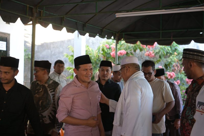 Wakil Gubernur Aceh, Fadhlullah SE bersama istri bertakziah kerumah Duka Tgl. Marzuki Bin Ahmad di Kabupaten Pidie Jaya, (25/07/2025).