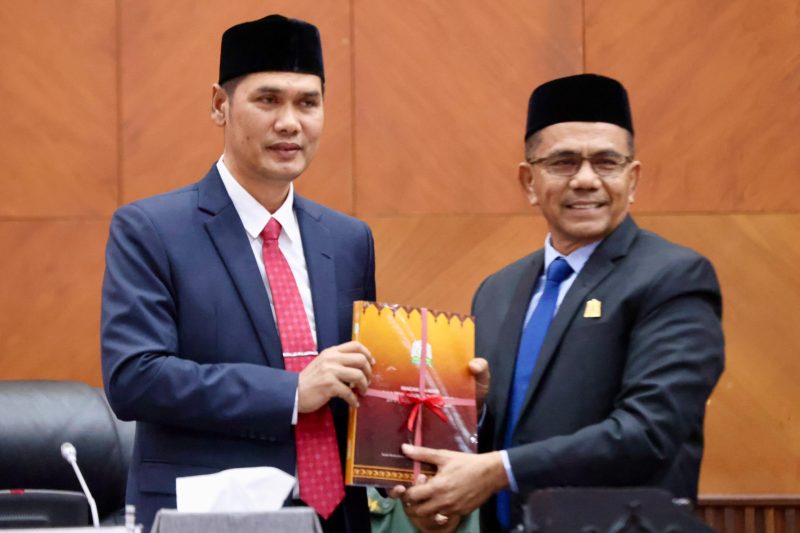 Plt Sekda Aceh, M. Nasir S.IP, MPA, menghadiri dan menyampaikan Rancangan Qanun Aceh tentang RPJMA tahun 2025-2029, serta Penyampaian Pendapat Banggar DPRA tentang Rancangan Qanun Aceh tentang Pertanggungjawaban Pelaksanaan APBA tahun anggaran 2024, di Gedung Utama DPRA,(30/07/2025).