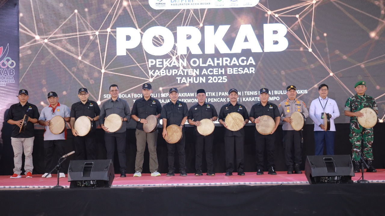 Bupati Aceh Besar H. Muharram Idris bersama Wakil Bupati Aceh Besar Drs. H. Syukri A Jalil memukul rapai sebagai pertanda dibukanya PORKAB Aceh Besar Tahun 2025 di Jantho Sport City (JSC), Senin (08/09/2025).