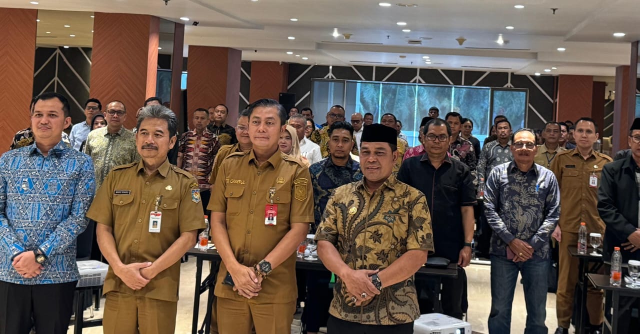 Bupati Aceh Besar H Muharram Idris atau Syech Muharram foto bersama usai mengikuti Rapat Koordinasi Pusat dan Daerah Dalam Rangka Pelaksanaan Sekolah Rakyat, di Orchardz Hotel Industri Jakarta, Senin (20/10/2025).