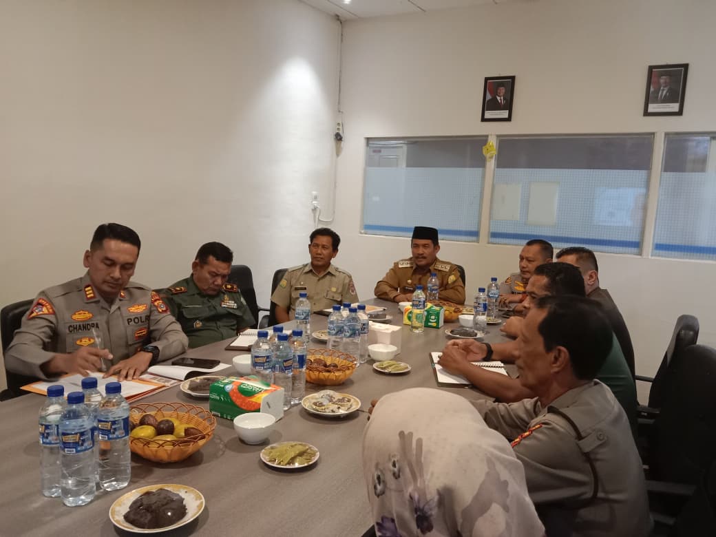 Wakil Bupati Aceh Besar Drs Syukri A Jalil memimpin Rakor Apel Siaga Bencana di aula BPBD Aceh Besar, Kota Jantho, Senin (03/11/2025).