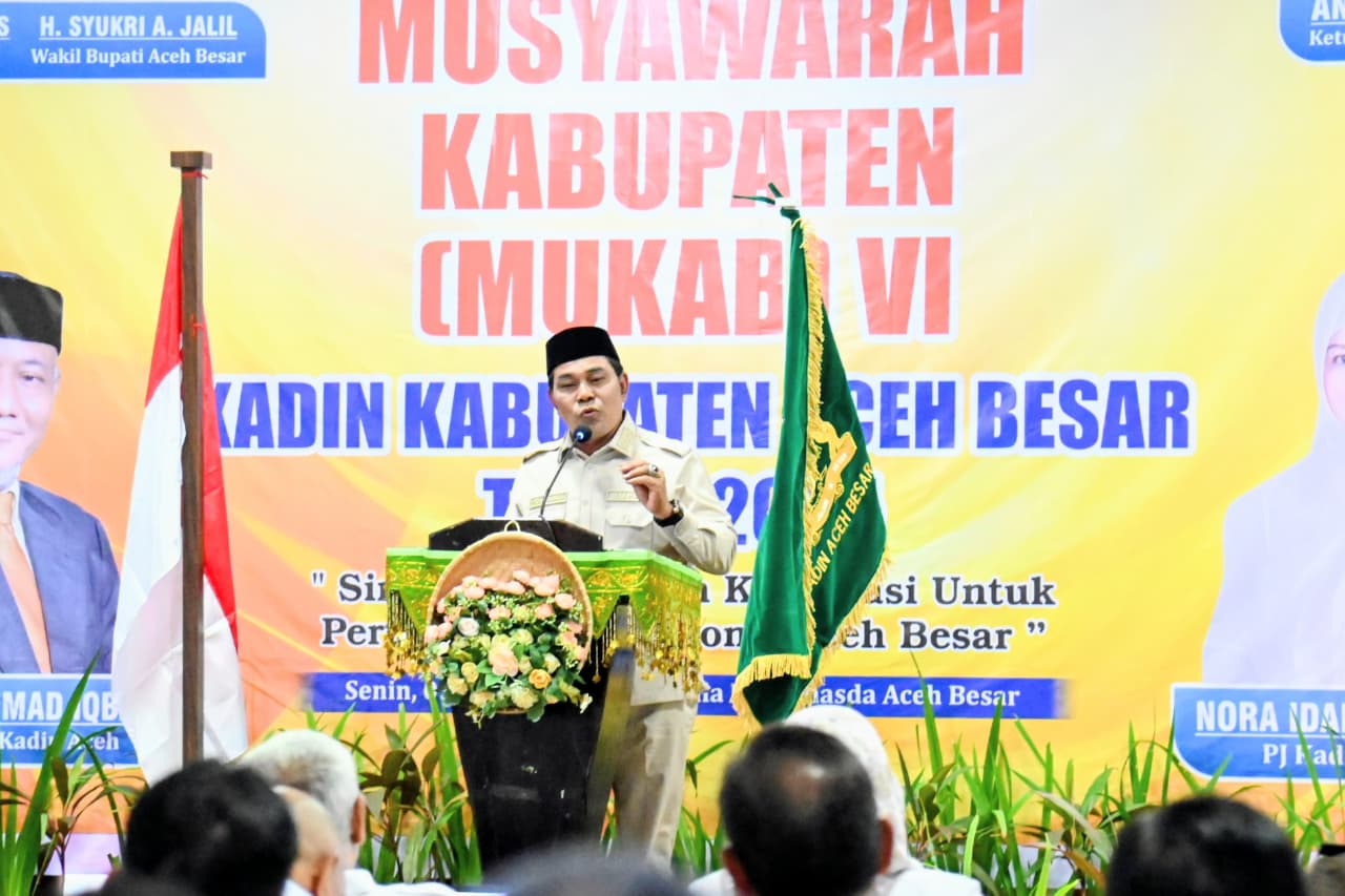 Bupati Aceh Besar, H Muharram Idris menyampaikan sambutan sekaligus membuka MUKAB VI KADIN Kabupaten Aceh Besar di Gedung Dekranasda, Gampong Gani, Kecamatan Ingin Jaya, Aceh Besar, Senin (03/11/2025).