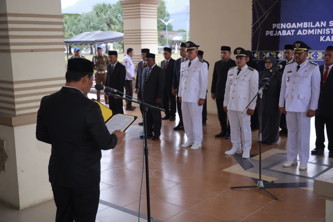 Bupati Aceh Besar, H. Muharram Idris, melantik 5 camat baru dan 24 pejabat administrator di lingkungan Pemerintah Kabupaten (Pemkab) Aceh Besar, di Aula Kantor Bupati Aceh Besar, Kota Jantho, Senin (03/11/2025). 