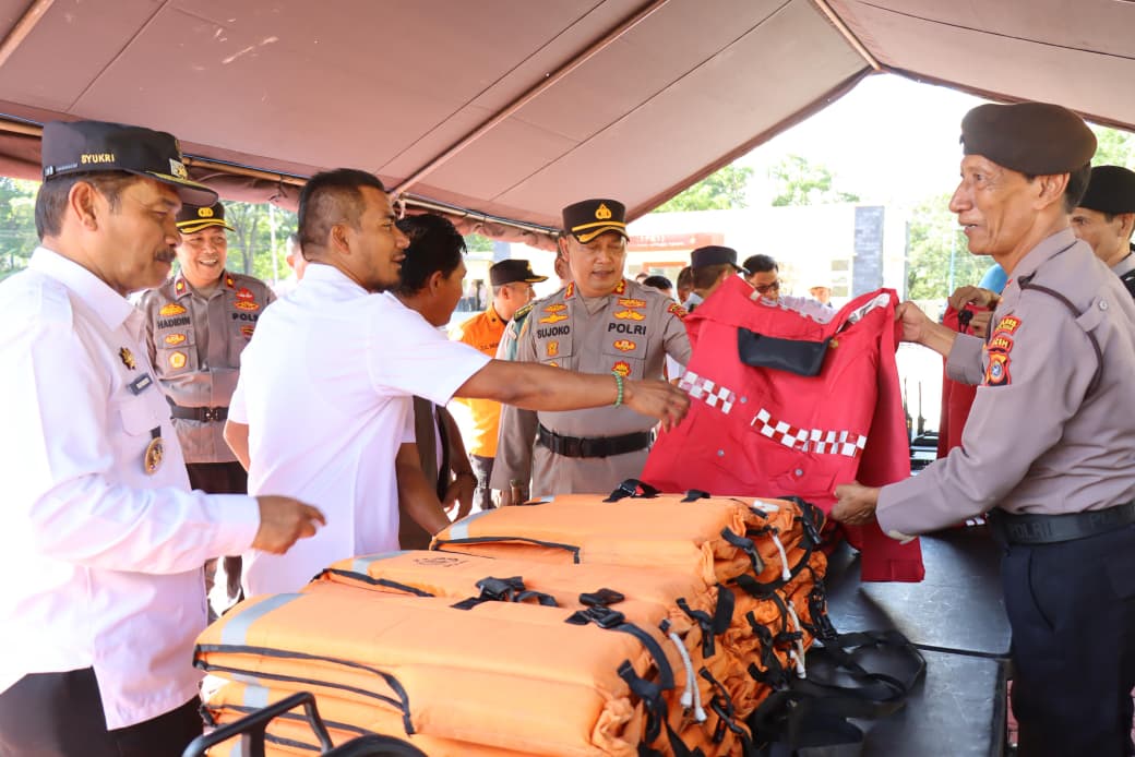 Wakil Bupati Aceh Besar Drs Syukri A Jalil mengecek peralatan SAR, dan logistik penanganan bencana bersama Forkopimda di Lapangan Apel Mapolres Aceh Besar, Kota Jantho, Rabu (05/11/2025).