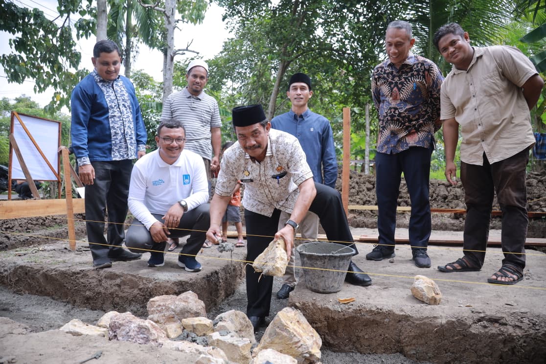 Wabup Aceh Besar Drs H Syukri melakukan peletakan batu pertama pembangunan rumah bantuan dari Islamic Relief, Baitul Mal Aceh Besar dan PT. SBA di Gampong Lam Siem dan Data Makmur, Kecamatan Blang Bintang, Kamis (06/11/2025).