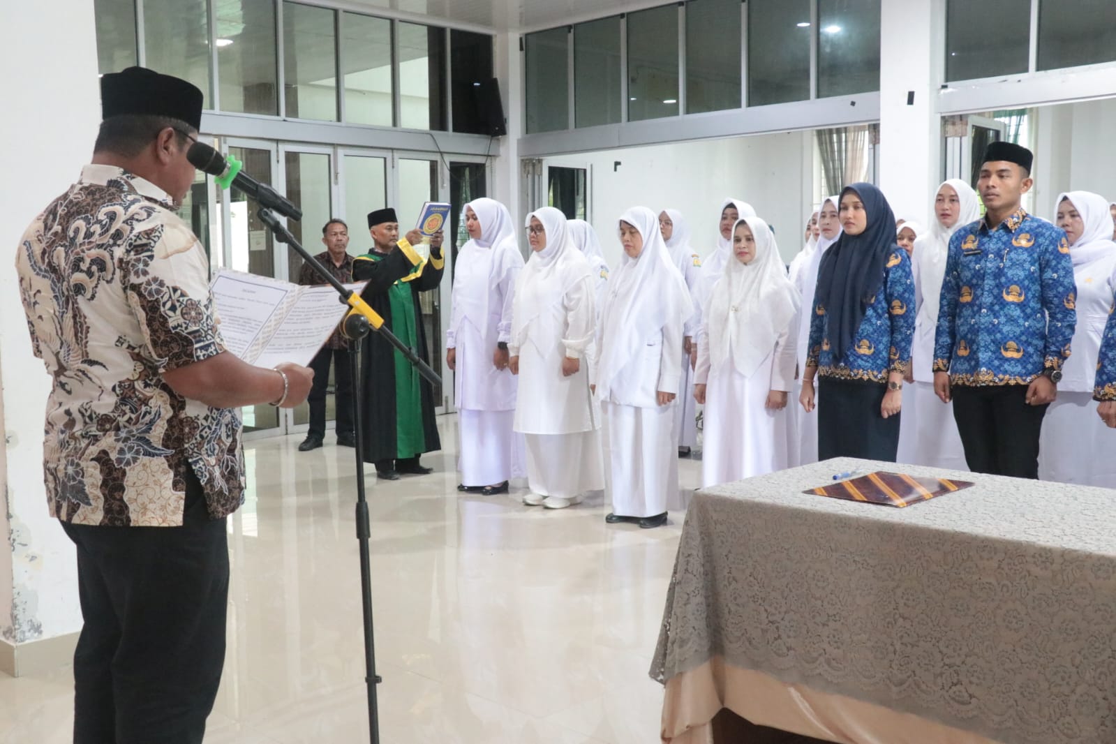 Sekda Aceh Besar Bahrul Jamil SSos MSi melantik dan mengambil sumpah 42 orang Pejabat Fungsional di lingkungan Pemerintah Kabupaten Aceh Besar, yang berlangsung di Gedung Dekranasda Aceh Besar, Gampong Gani, Kecamatan Ingin Jaya, Kamis (06/11/2025).