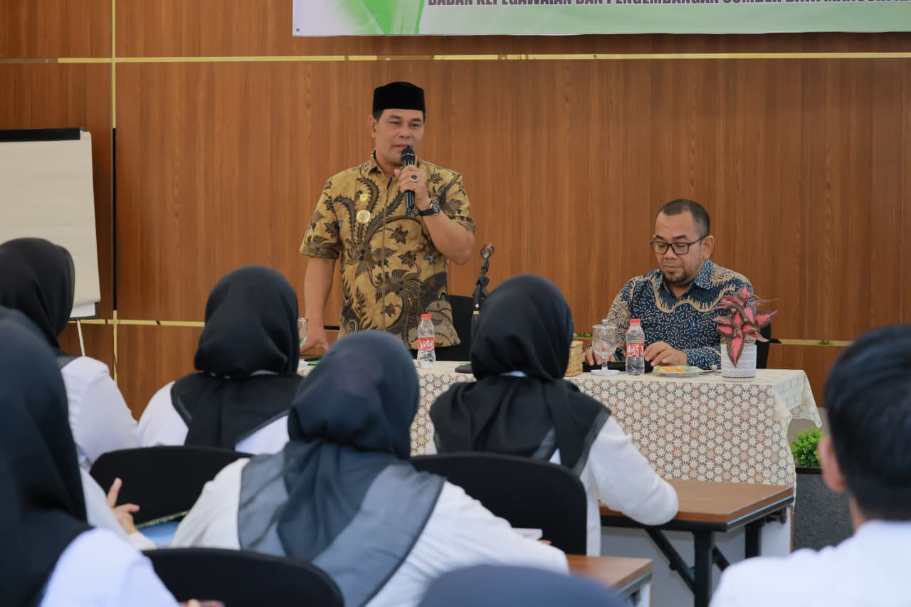 Bupati Aceh Besar H. Muharram Idris mengisi ceramah umum pada Latsar bagi CPNS Formasi Umum Golongan II dan III Kabupaten Aceh Besar tahun 2025 di Ilona Boutique Hotel, Gampong Meunasah Manyang, Kecamatan Ingin Jaya, Kamis (06/11/2025).