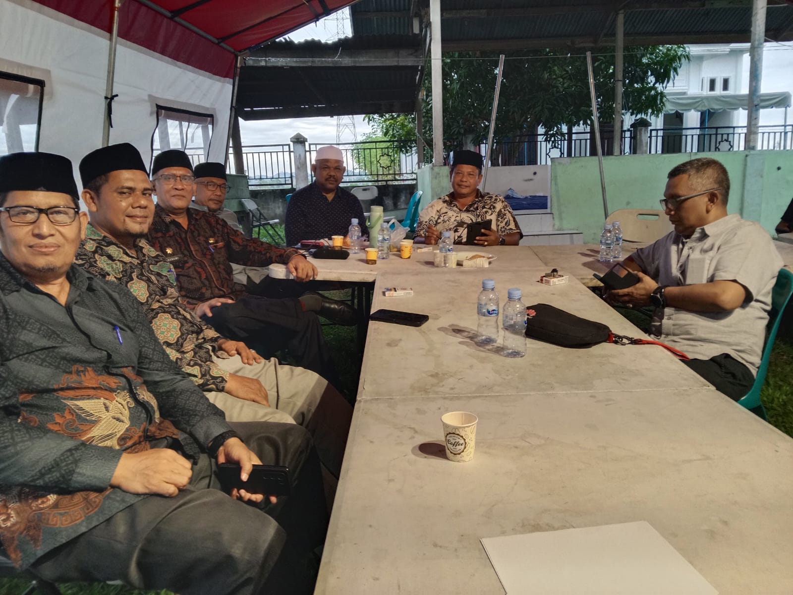 Sekretaris Daerah Kabupaten Aceh Besar Bahrul Jamil, S.Sos., M.Si. Bersama Ketua Kafikah Aceh Besar Farhan, AP, Sekeretaris Kafilah Rusdi, S. Sos, M. Si dan Para Kepala OPD Pemkab. Aceh Besar di lokasi Pemondokan, Gampong Cut Manyang, Meureudu, Pidie Jaya, Kamis, (06/11/2025). 