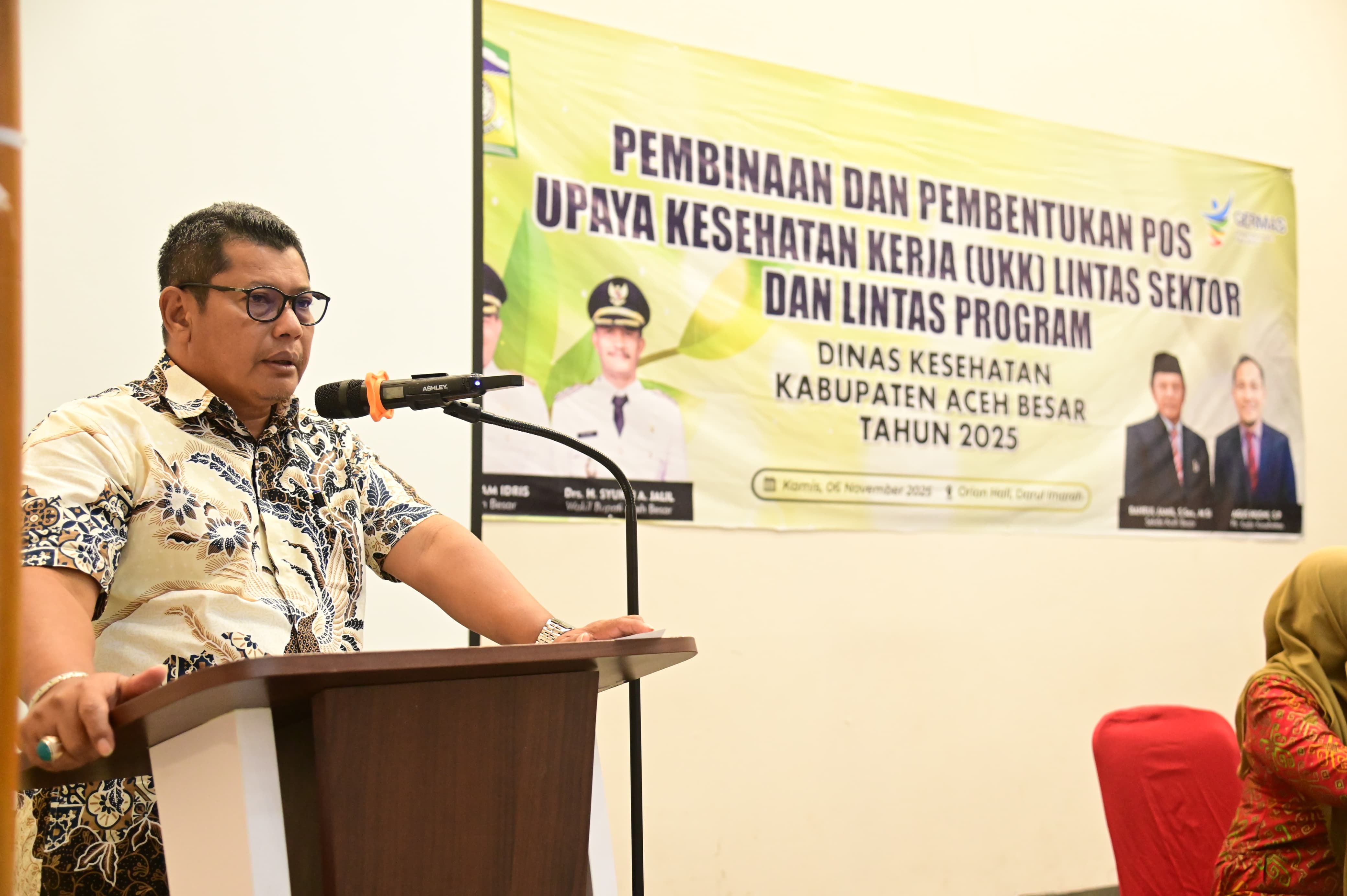 Sekdakab Aceh Besar Bahrul Jamil, SSos MSi menyampaikan sambutan dan sekaligus membuka Pembinaan dan Pembentukan Pos UKK Lintas Sektor dan Lintas Program Tahun 2025, di Orion Hall, Gampong Garot, Kecamatan Darul Imarah, Aceh Besar, Kamis (06/11/2025).