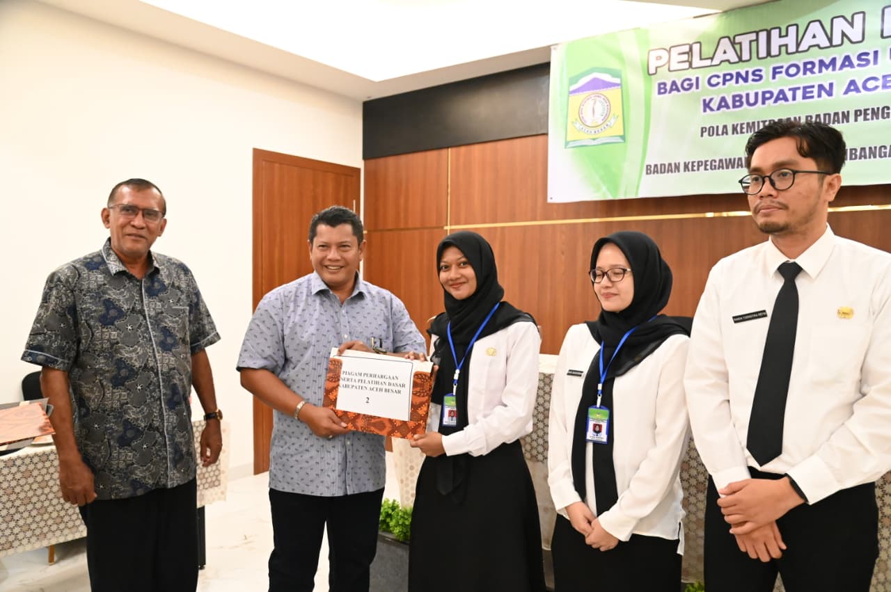 Sekdakab Aceh Besar Bahrul Jamil SSos MSi menyerahkan sertifikat kepada peserta terbaik saat penutupan Kegiatan Pelatihan Dasar Bagi CPNS Formasi Umum di Lingkungan Kabupaten Aceh Besar di Ilona Boutique Hotel, Gampong Meunasah Manyang PA, Kecamatan Ingin Jaya, Aceh Besar, Sabtu (08/11/2025).