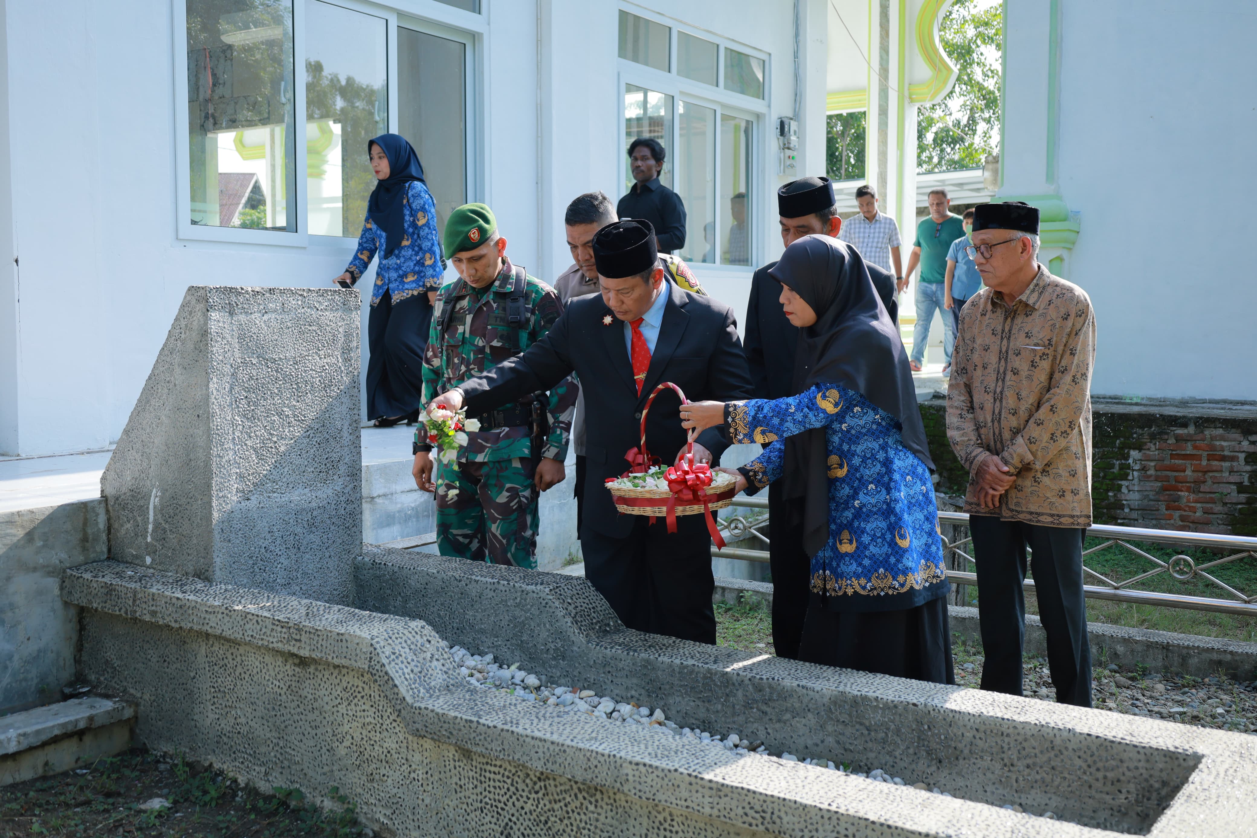 Sekretaris Daerah (Sekda) Kabupaten Aceh Besar, Bahrul Jamil, SSos, MSi, melakukan tabur bunga saat ziarah ke Makam Panglima Teuku Nyak Makam di Gampong Lamnga, Aceh Besar, Minggu (09/11/2025).