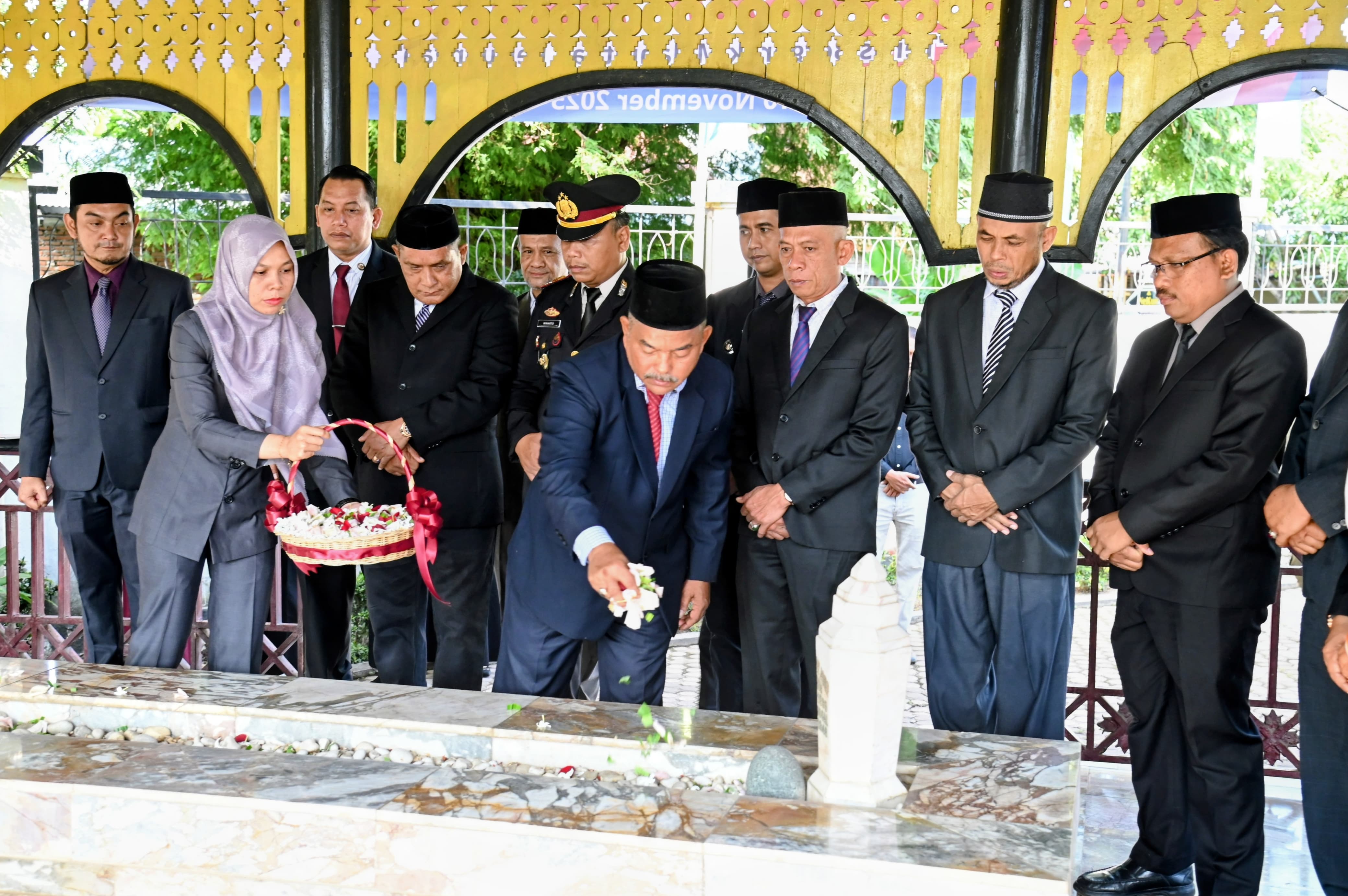 Asisten II Sekdakab Aceh Besar H. M Ali S.Sos MSi, bersama unsur Forkopimda Aceh Besar melakukan tabur bunga saat ziarah di Makam Pahlawan T. Nyak Arief, Gampong Meunasah Papeun, Kecamatan Krueng Barona Jaya, Aceh Besar, Minggu (09/11/2025).