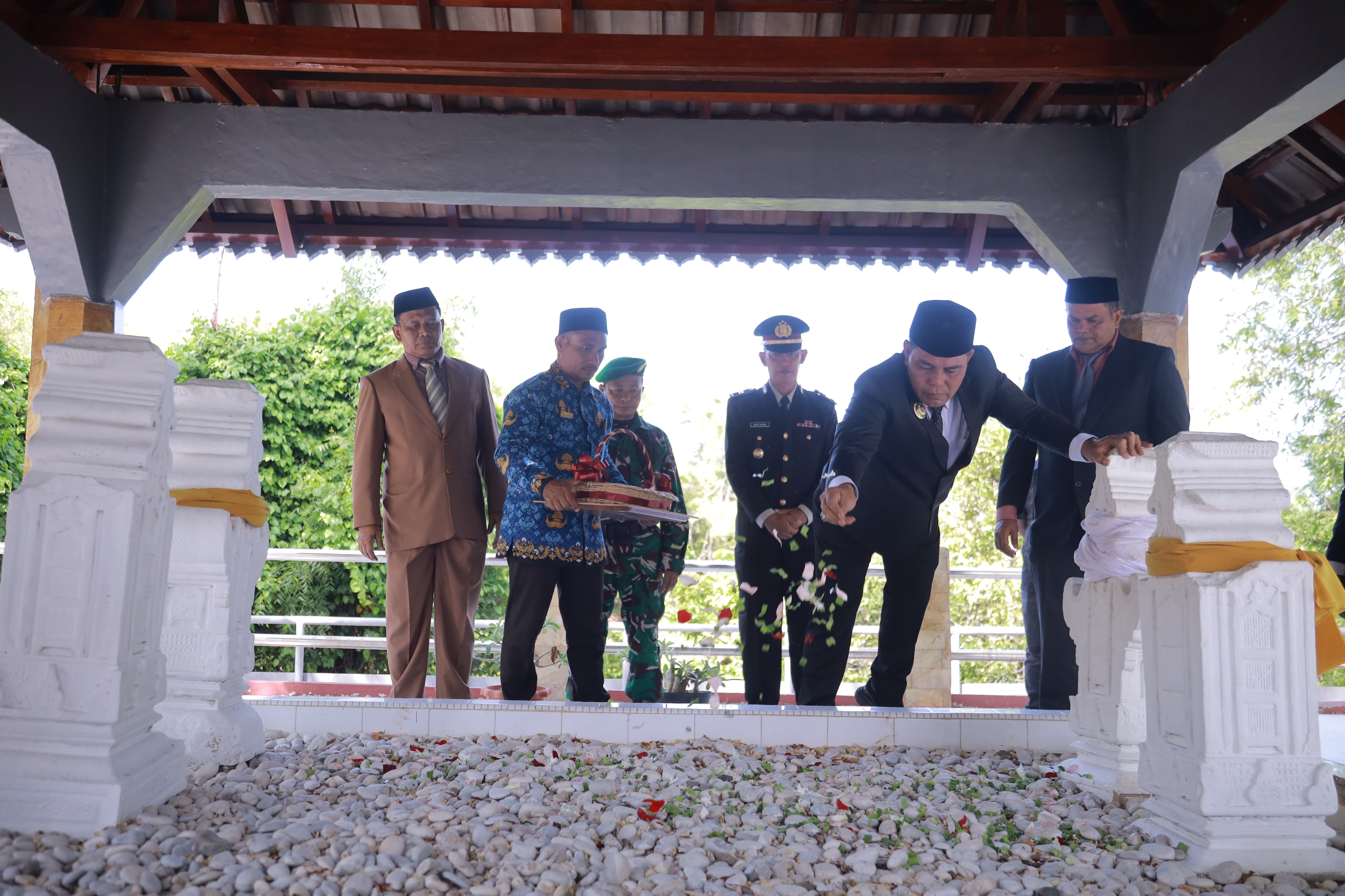 Bupati Aceh Besar H. Muharram Idris bersama unsur Forkopimda Aceh Besar melakukan tabur bunga saat ziarah dalam rangka peringatan Hari Pahlawan Nasional di Makam Pahlawan Nasional Laksamana Malahayati Gampong Lamreh, Mesjid Raya, Kabupaten Aceh Besar, Minggu (09/11/2025).
