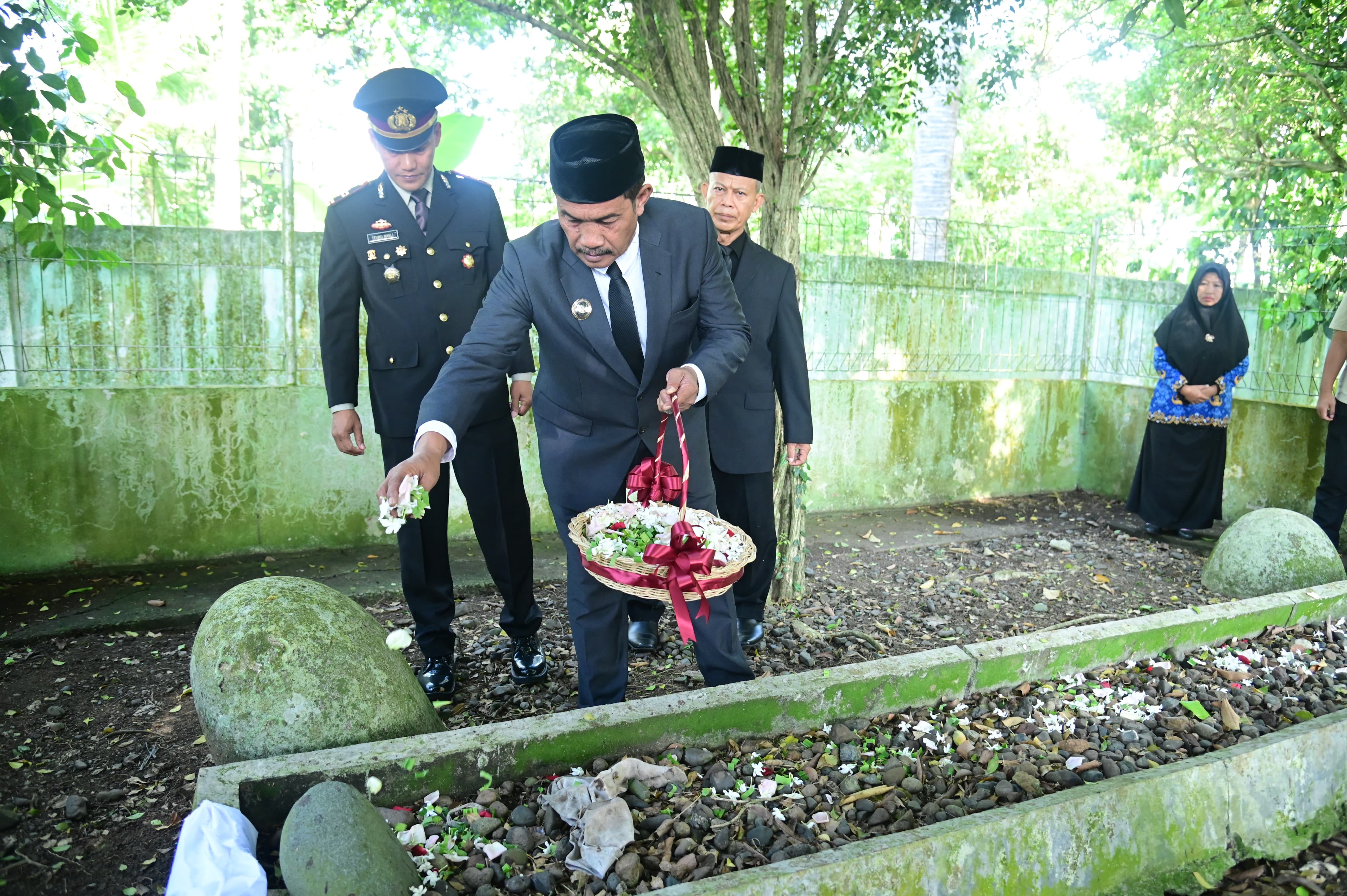 Wakil Bupati Kabupaten Aceh Besar Drs. H. Syukri A. Jalil melakukan tabur bunga saat ziarah ke Makam Teungku Fakinah di Gampong Lambunot, kecamatan Simpang Tiga Aceh Besar, Minggu (09/11/2025).
