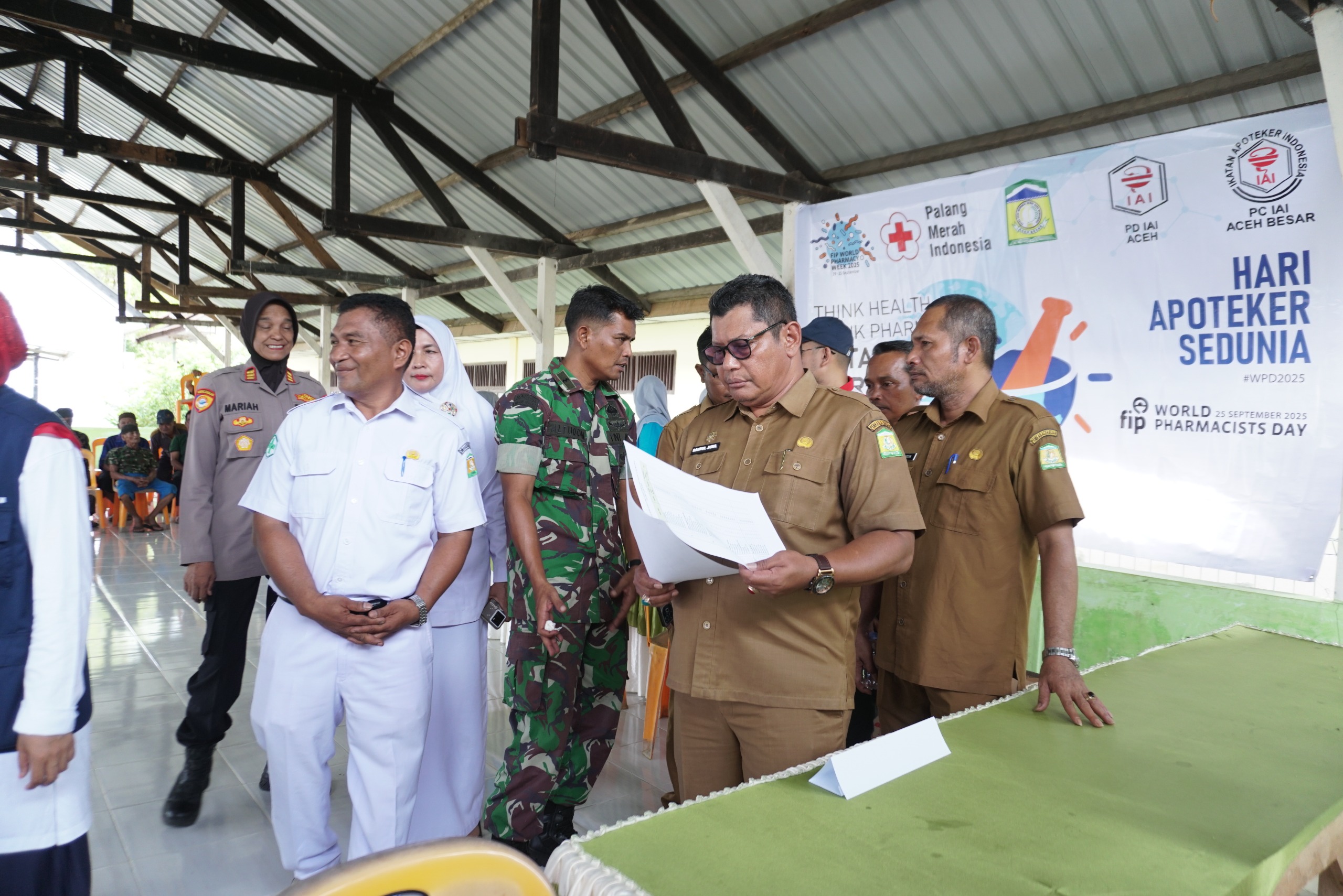 Sekda Aceh Besar Bahrul Jamil SSos MSi, meninjau kesiapan pelaksanaan baksos dalam rangka peringatan HKN ke-61 tahun 2025, di Gampong Jantho Baru, Kecamatan Kota Jantho, Kabupaten Aceh Besar, Selasa (11/11/2025).