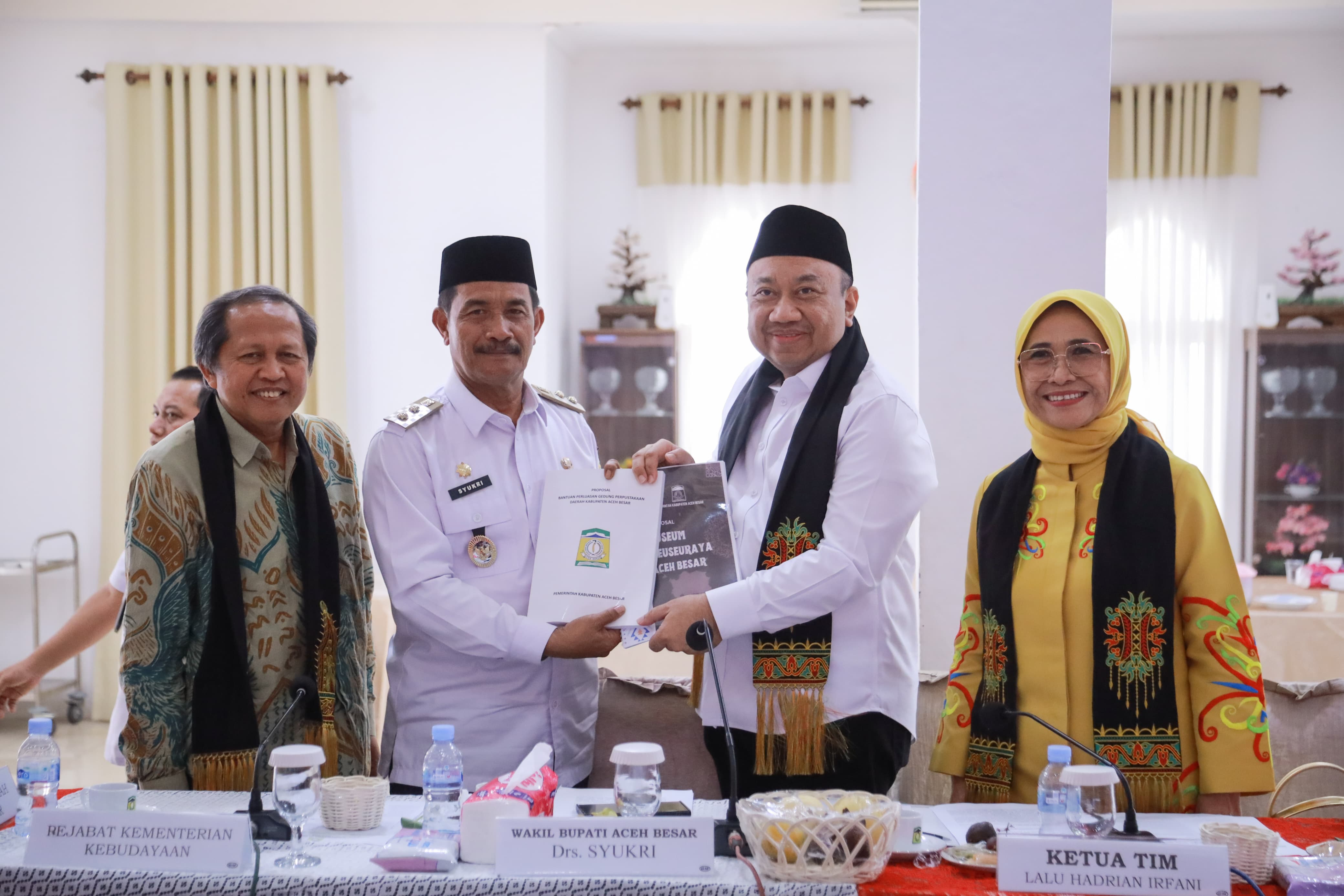 Wakil Bupati Aceh Besar Drs Syukri terima Kunjungan Panitia Kerja pelestarian cagar budaya Komisi X DPR RI di Kabupaten Aceh Besar, Meuligoe Bupati Aceh Besar, Rabu (12/11/2025).