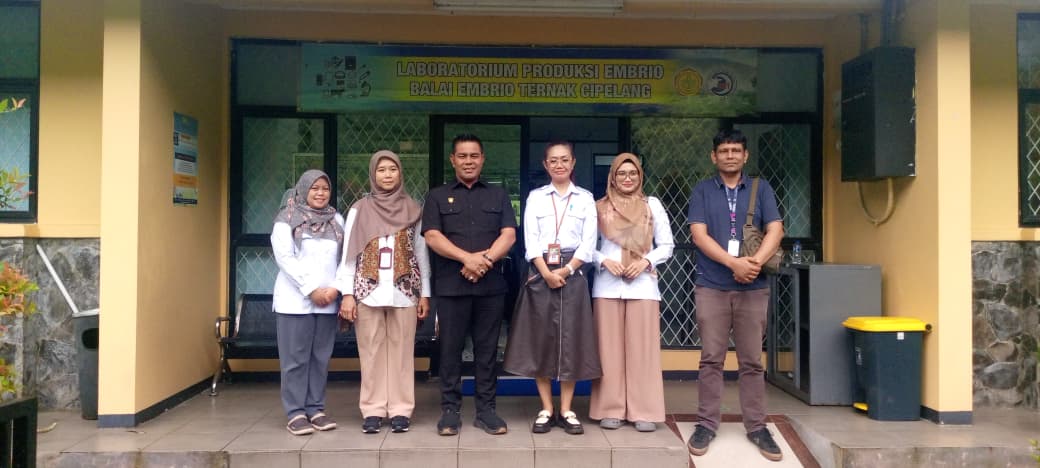 Foto bersama pada kunjungan kerja Bupati Aceh Besar H Muharram Idris (Syech Muharram) ke Balai Embrio Ternak (BET) Cipelang, Cijeruk, Kabupaten Bogor, Jawa Barat, Rabu (12/11/2025).