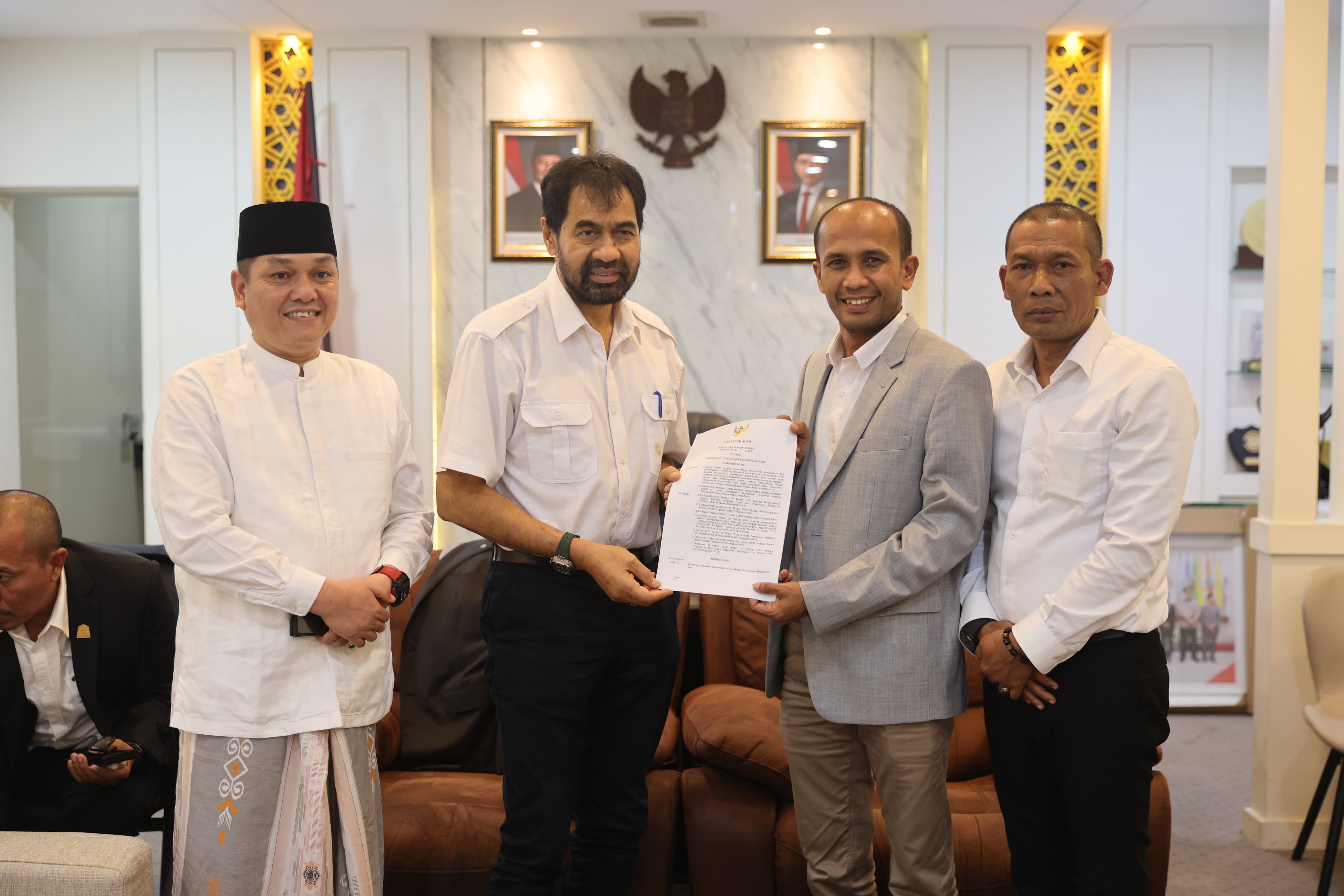 Gubernur Aceh, Muzakir Manaf menyerahkan surat penugasan Juru Bicara Pemerintah Aceh kepada Muhammad MTA, di Ruang Kerja Ketua DPRA,Jum'at,14 Nov 2025.
