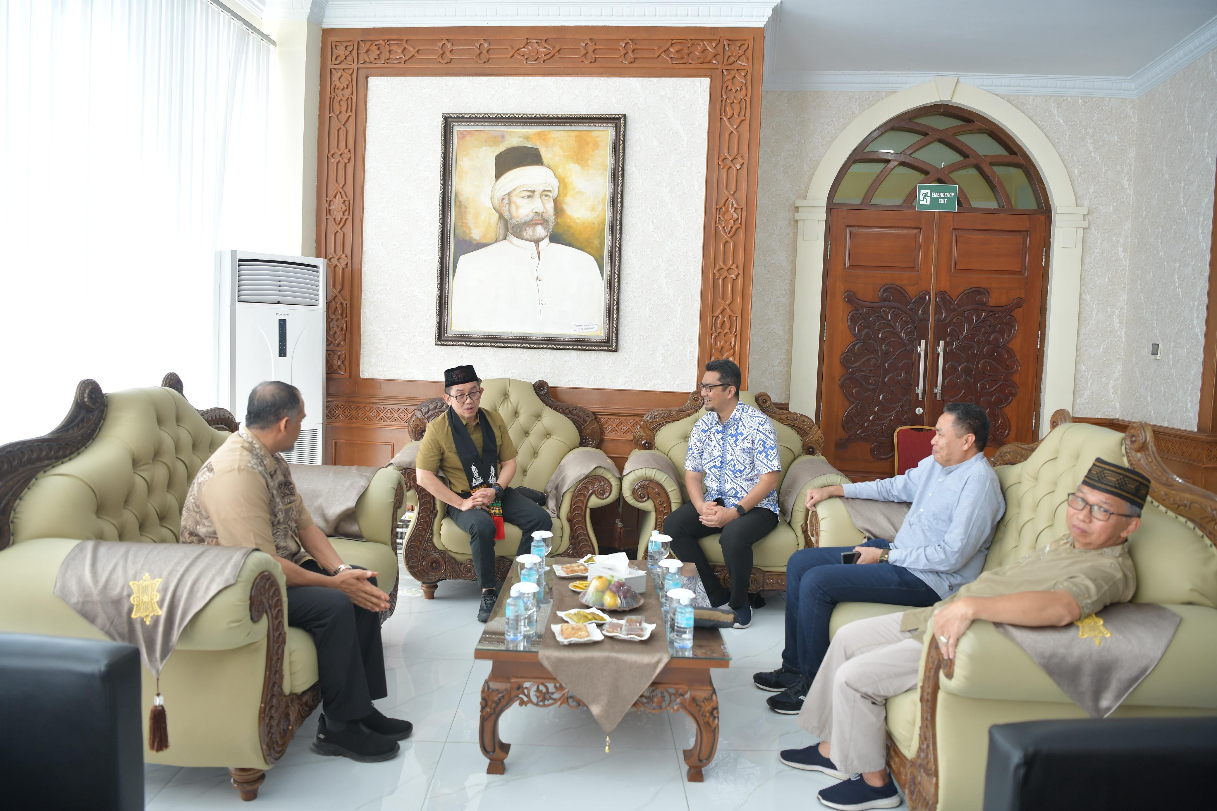 Sekretaris Daerah Aceh, M. Nasir, di dampingi Ka. BKA & Ka. BPSDM menyambut kedatangan Kepala Lembaga Administrasi Negara (LAN) RI, Muhammad Taufiq, bersama Sekretaris Utama LAN, Andi Taufiq, di Bandara Internasional Sultan Iskandar Muda (SIM), Minggu, 16 November 2025.