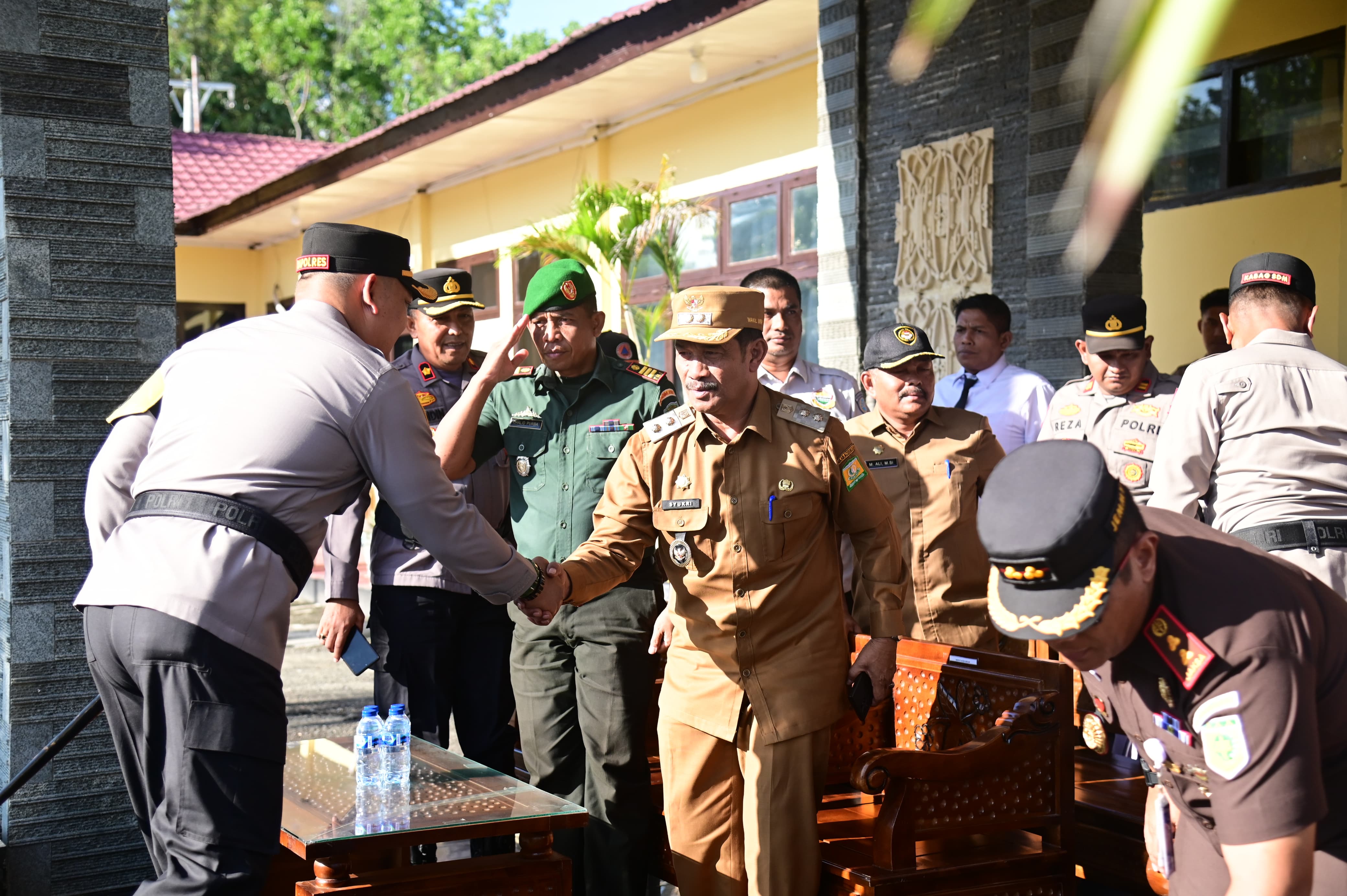 Wakil Bupati Aceh Besar Drs H Syukri menghadiri Apel Gelar Pasukan dalam rangka Operasi Zebra Seulawah 2025 yang berlangsung di Lapangan Mapolres Aceh Besar, Jantho, Senin (17/11/2025).
