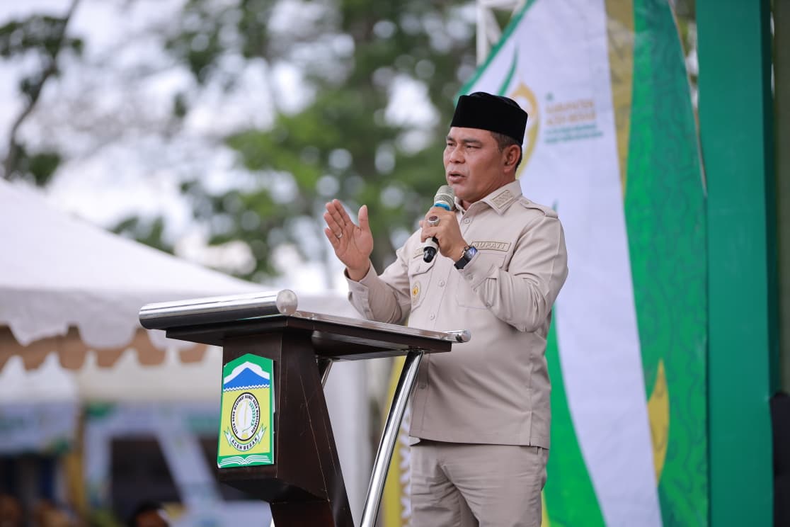 Bupati Aceh Besar H. Muharram Idris menyampaikan sambutan dan sekaligus membuka Pameran Pembangunan dan Expo UMKM di Lapangan Bungong Jeumpa, Kota Jantho, Senin (17/11/2025).