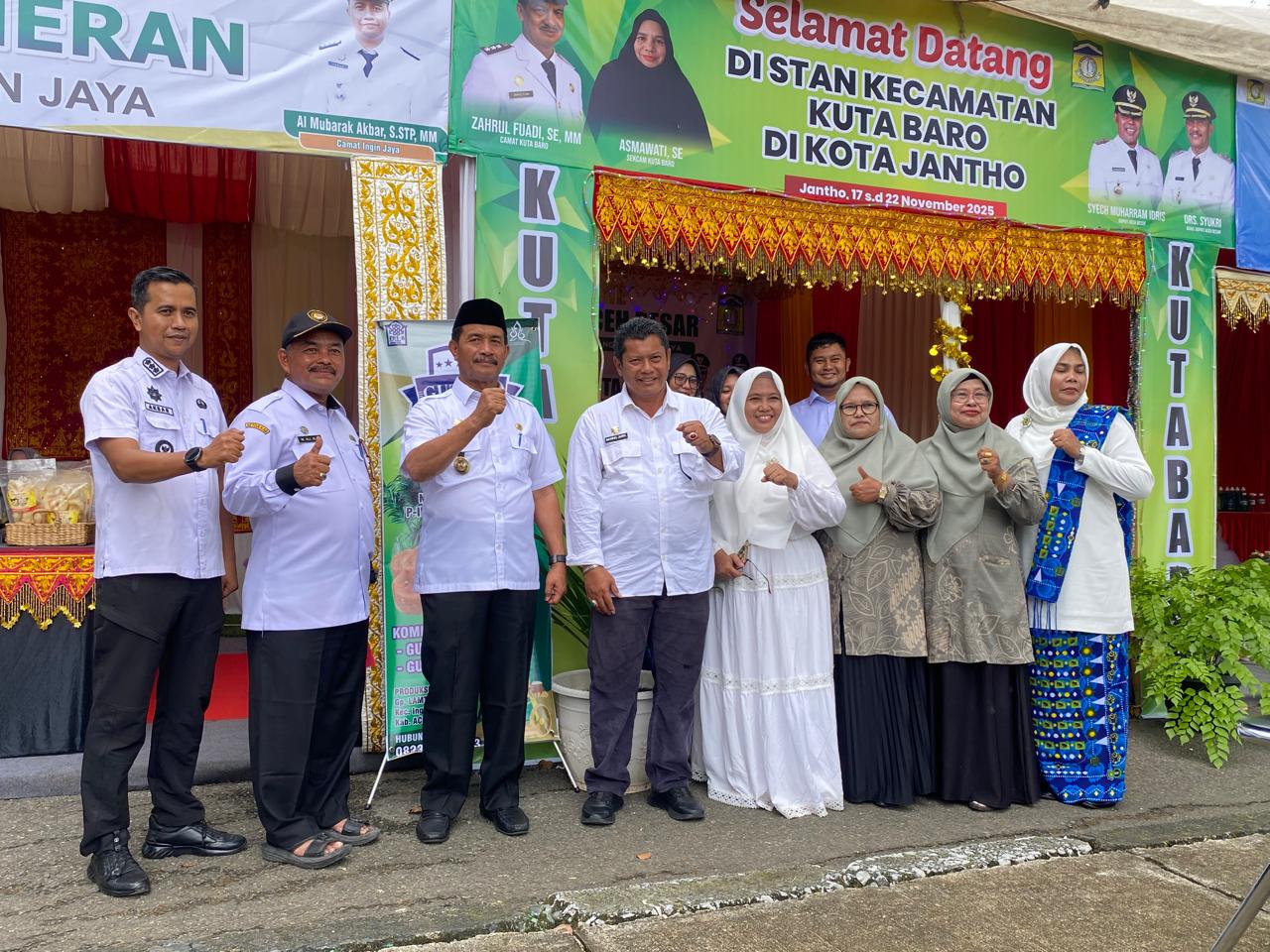Foto bersama pada peninjauan stan kecamatan dalam rangka kemeriahan perayaan Uro Lahe (hari lahir) Aceh Besar ke-69 tahun, di Lapangan Bungoeng Jeumpa, Kota Jantho, Aceh Besar, Rabu (19/11/2025).