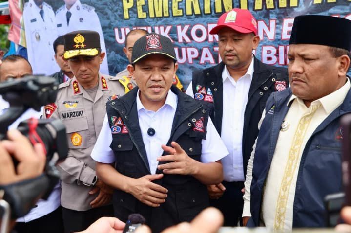 Wakil Gubernur Aceh Fadhlullah (Dek Fadh) bersama Plt. Kadis Sosial Aceh Chaidir saat melakukan pendistribusian logistik kebencanaan di Kabupaten Bireuen. Foto: (Dinsos Aceh).