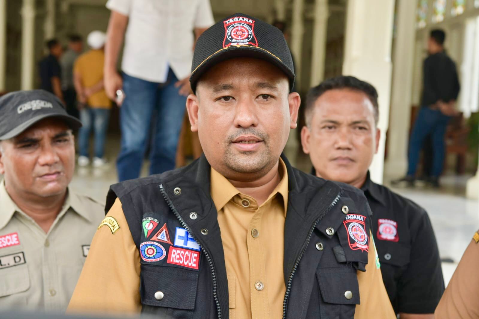 Plt Kepala Dinas Sosial Aceh, Chaidir, S.E., M.M., bersama Sub Koordinator PSKBA Yanyan Rahmat memberikan keterangan pers, Rabu (26/11/2025). Foto:(Dinsos Aceh)