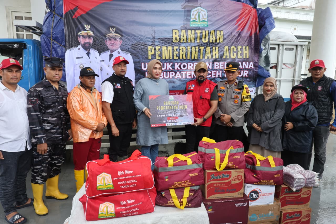 Ketua TP PKK Aceh, Ny. Marlina Muzakir, bersama Plt. Kepala Dinas Sosial Aceh, Chaidir, S.E., M.M., menyerahkan bantuan logistik bencana kepada Bupati Aceh Timur, Iskandar Usman Al-Farlaky, dalam kunjungan ke lokasi terdampak banjir di Aceh Timur, Rabu (26/11/2025). Foto: (Dinsos Aceh)