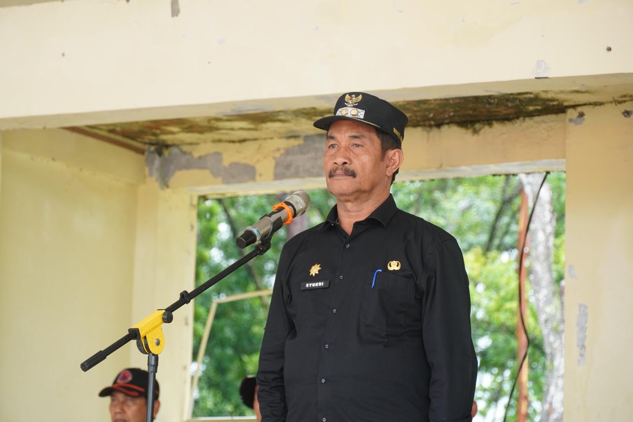 Wakil Bupati Aceh Besar Drs Syukri A Jalil memberikan arahan saat memimpin Apel Siaga Bencana 2025 yang berlangsung di Lapangan Bungoeng Jeumpa Kota Jantho, Aceh Besar, Kamis (27/11/2025).