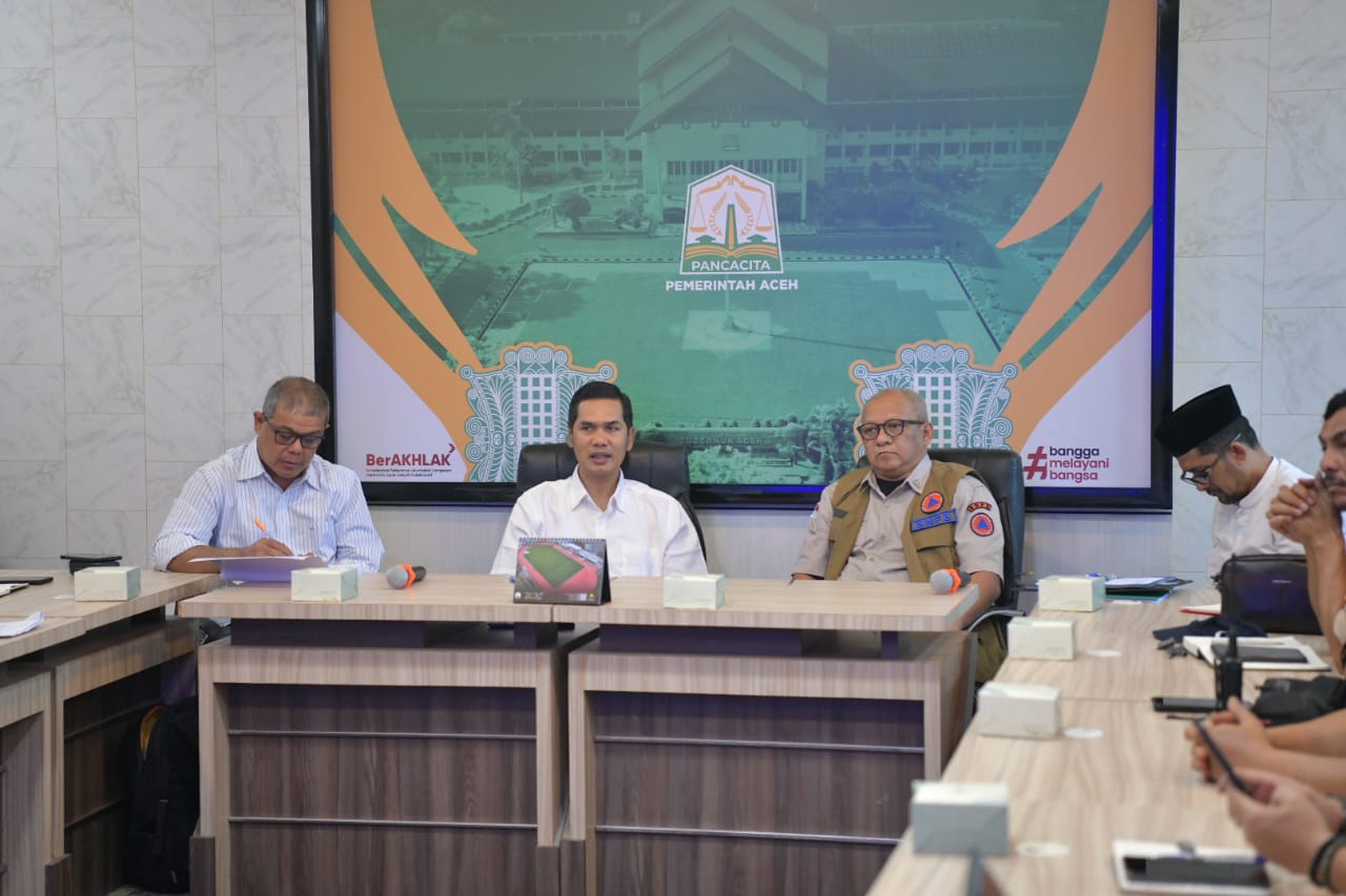 Sekda Aceh, M. Nasir bersama 
Rapat koordinasi Penanggulangan Bencana musibah banjir serta update terkini di posko tanggap darurat pemerintah aceh, kantor gubernur Aceh, Jumat,(28/11/2025).