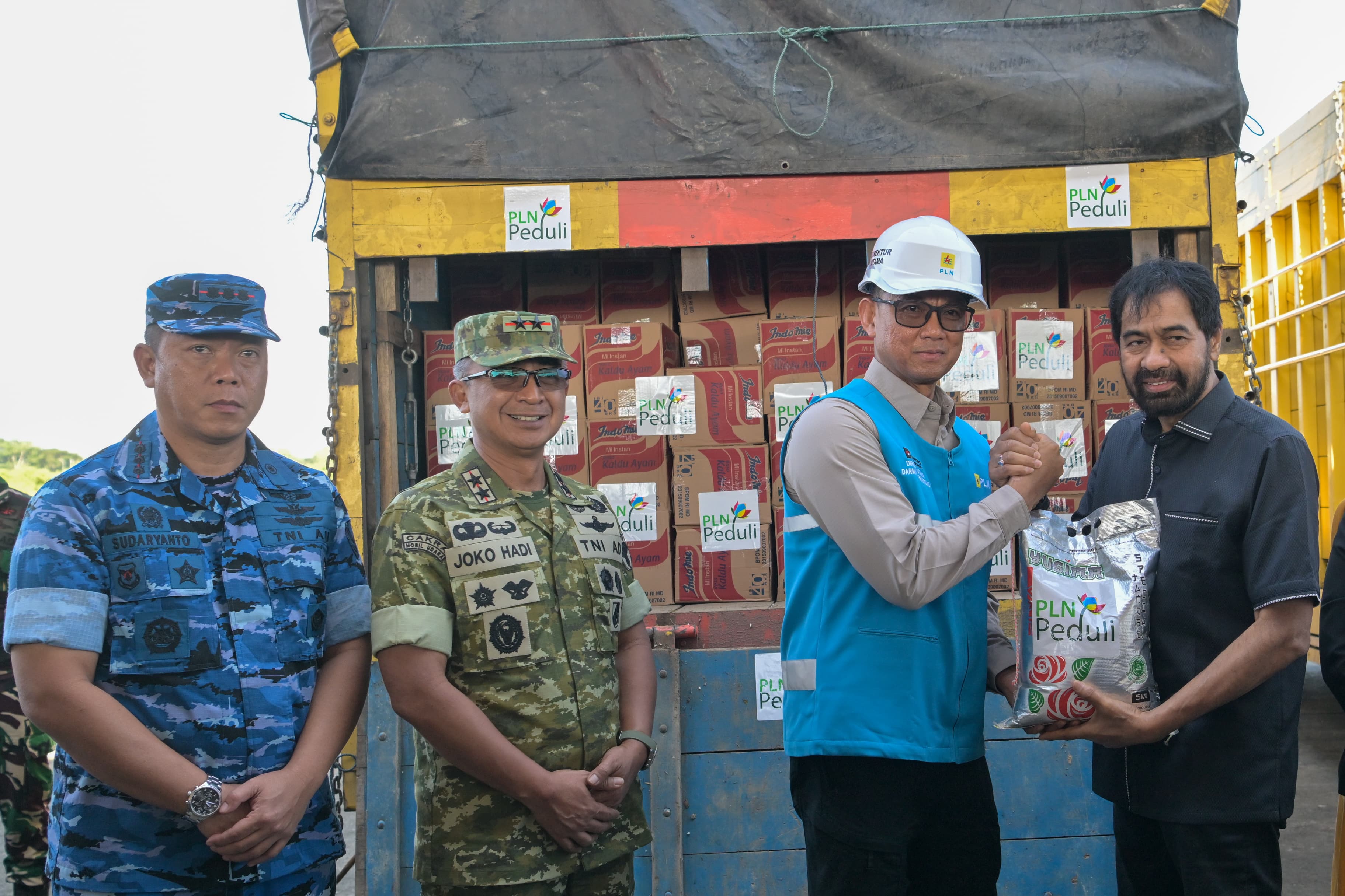 Gubernur Aceh, Muzakir Manaf bersama Unsur Forkopimda Aceh & Dirut PLN menggelar Apel Tim Recovery Bencana di Landasan Udara SIM,Sabtu, 29 Nov 2025.