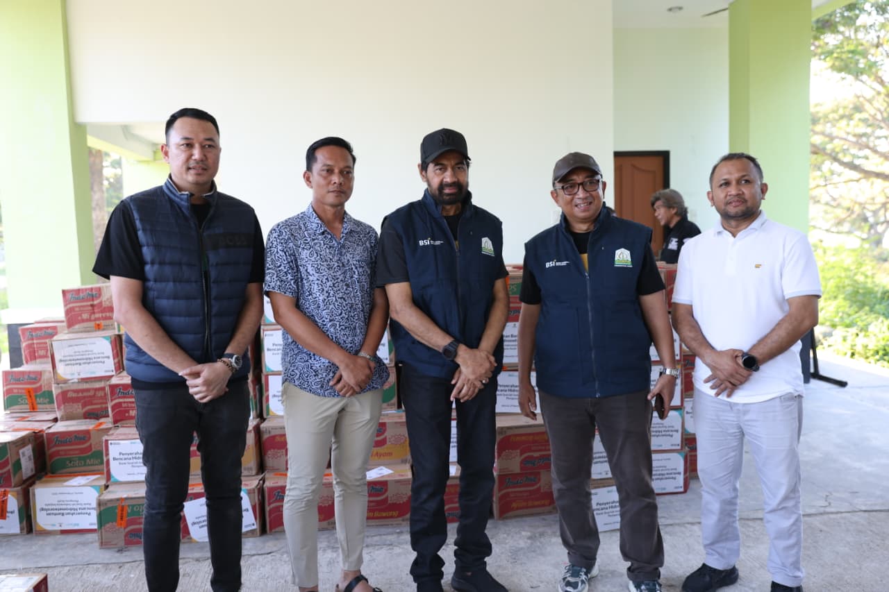 Gubernur Aceh Muzakir Manaf atau Mualem turun tangan langsung mengawasi distribusi bantuan bagi korban banjir di Aceh Utara, Minggu (30/11/2025). Ia mengecek kedatangan bantuan tanggap darurat yang dibawa menggunakan pesawat Hercules di Bandara Malikussaleh, Aceh Utara.