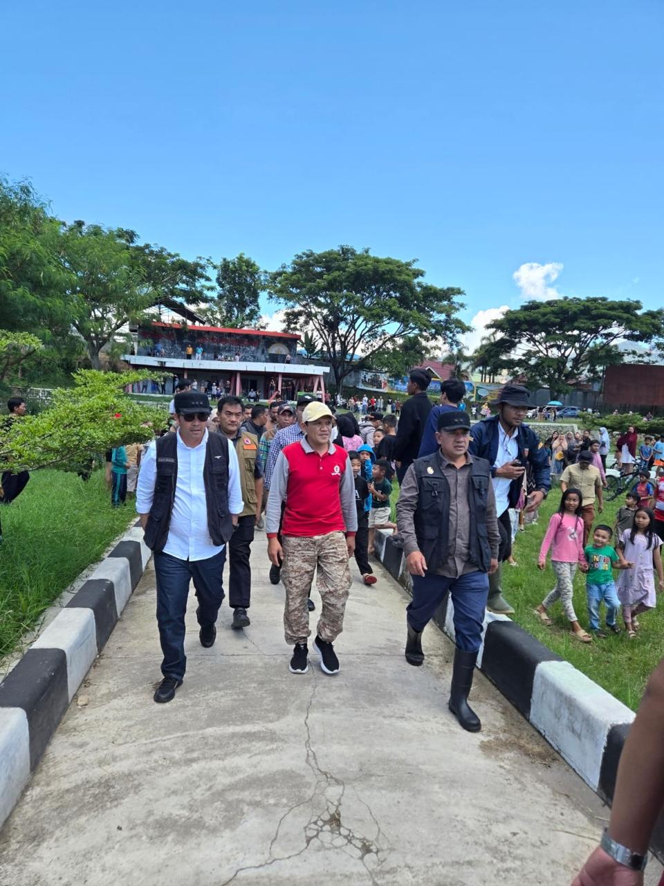 Wakil Gubernur Aceh, H. Fadhlullah, SE,  menembus wilayah terisolasi di Aceh Tengah dengan menggunakan helikopter untuk memastikan kondisi warga yang terdampak banjir besar. Ia mendarat di Lapangan Musara Alun, Kota Takengon, Minggu (30/11/2025), bersama rombongan TNI yang membawa bantuan darurat.