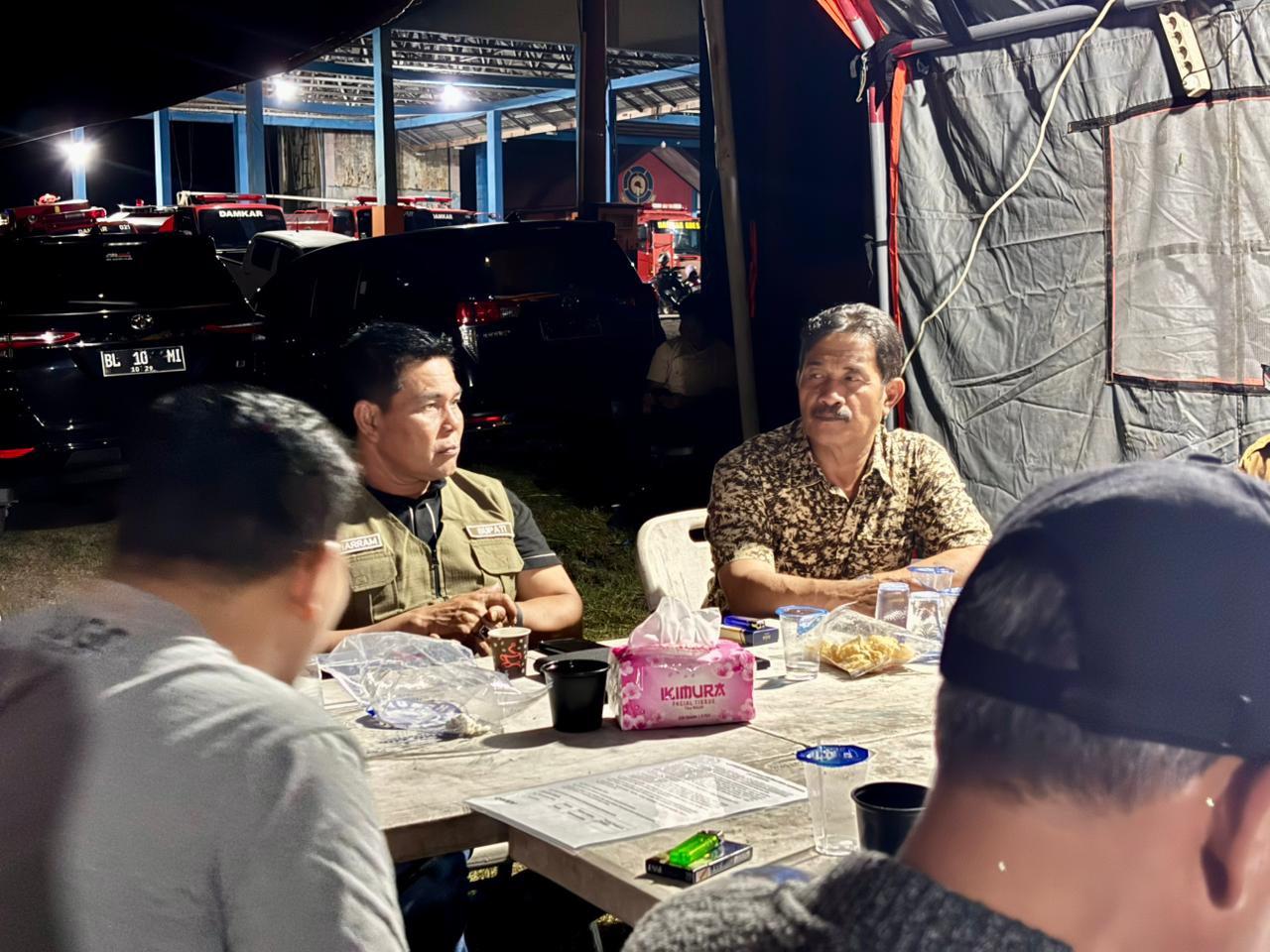 Bupati Aceh Besar H Muharram Idris (Syech Muharram), di dampingi Wakil Bupati Aceh Besar Drs H Syukri A Jalil, memimpin rapat evaluasi dan koordinasi penanganan bencana, di Posko BPBD Aceh Besar, Sibreh Keumude, Kecamatan Sukamakmur, Kabupaten Aceh Besar, Senin (01/12/2025). 