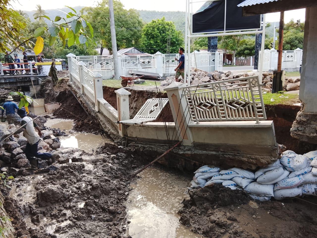 Kondisi pagar beton Meunasah Gampong Ruyong, Kecamtan Mesjid Raya, Aceh Besar yang roboh akibat banjir. Selasa (02/12/2025).