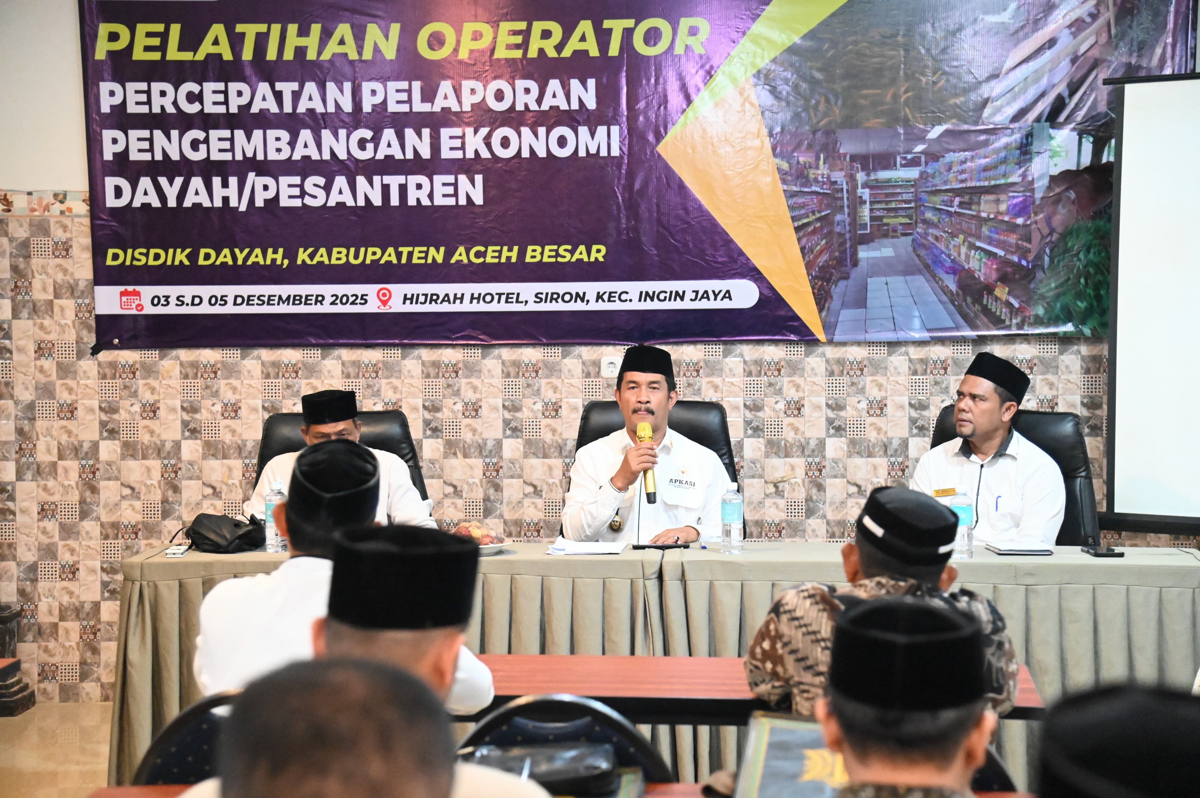 Wakil Bupati Aceh Besar Drs H Syukri A Jalil menyampaikan sambutan sekaligus membuka Pelatihan Operator Percepatan Paporan Pengembangan Ekonomi Dayah Kabupaten Aceh Besar di Hotel Hijrah, Gampong Siron, Kecamatan Ingin Jaya, Aceh Besar, Rabu (03/12/2025).