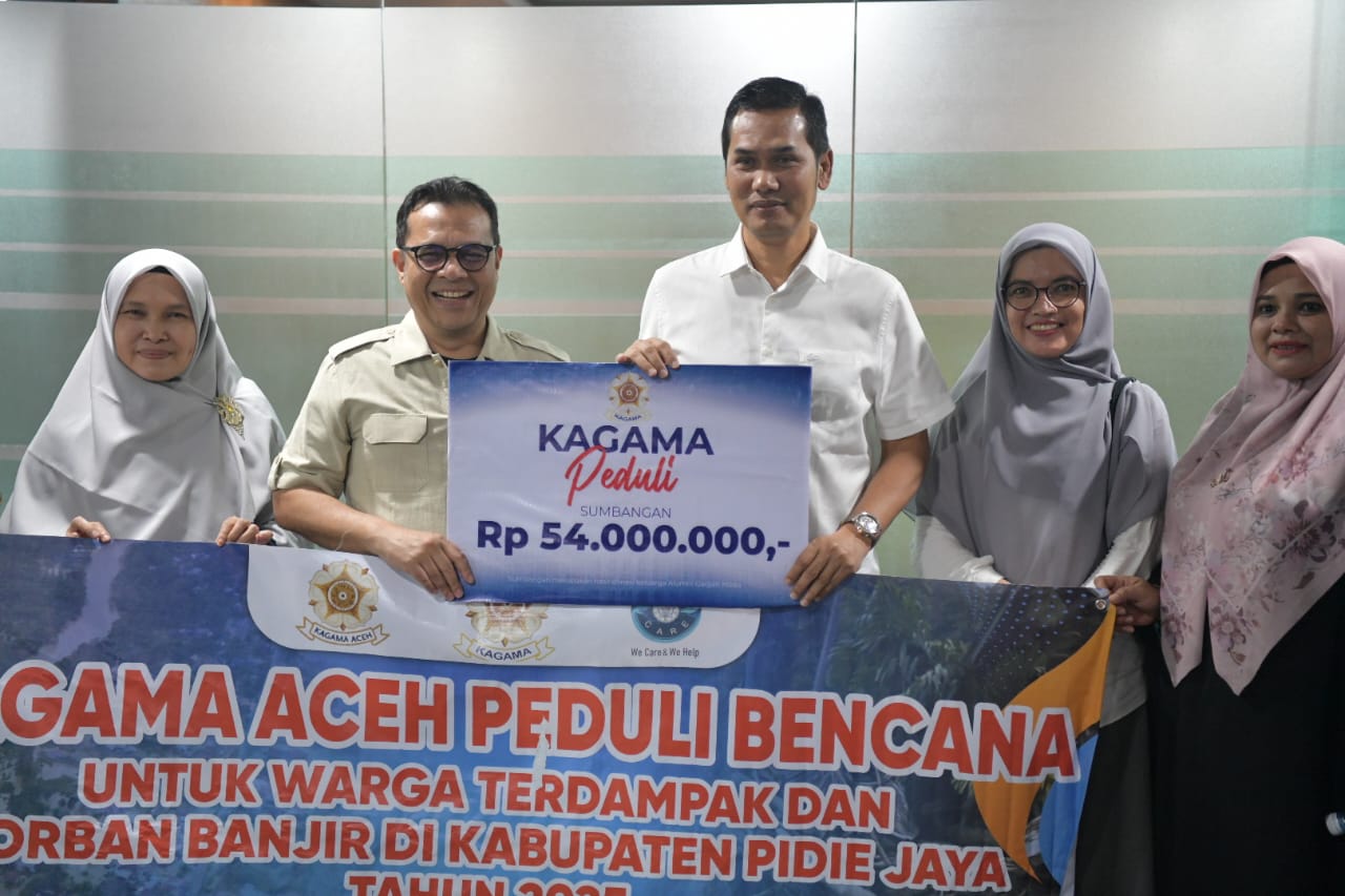 Sekda Aceh, M. Nasir menerima Bantuan Kagama Pusat, diserahkan Oleh Sekjen Kagama Pusat, Nezar Patria untuk Warga Terdampak Banjir dikabupaten Pidie Jaya Kagama Aceh Peduli Bencana, diruang kerja Sekda, Kantor Gubernur Aceh, Rabu, (03/12/2025).