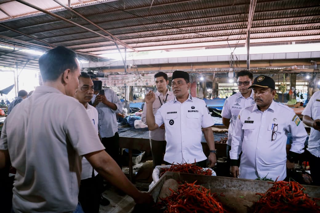 Bupati Aceh Besar H. Muharram Idris (Syech Muharram) meninjau langsung kondisi harga kebutuhan pokok di Pasar Induk Lambaro, Kecamatan Ingin Jaya, Rabu (03/12/2025).