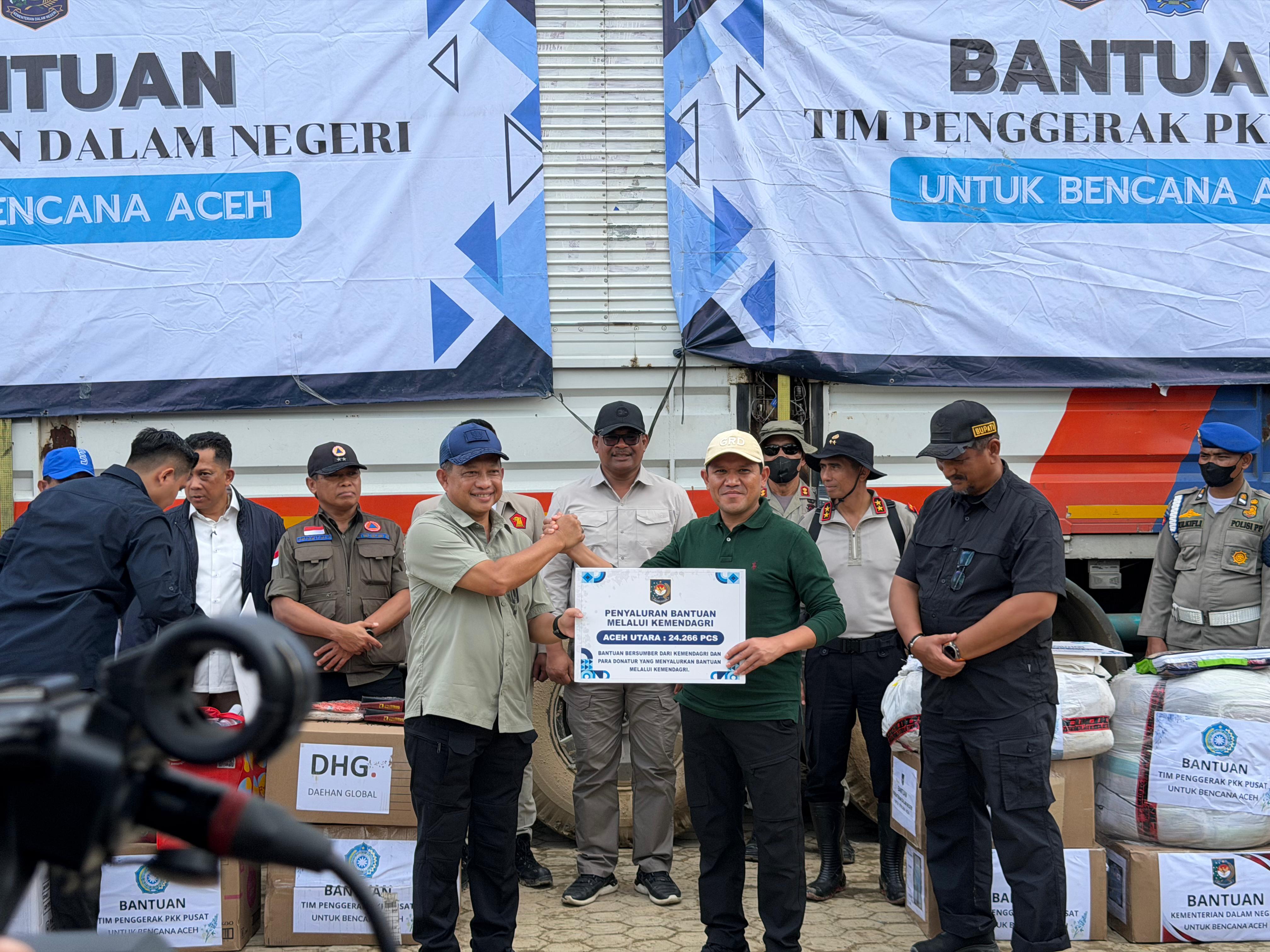 Wakil Gubernur Aceh, Fadhlullah, SE mendampingi serta menerima Bantuan pasca banjir dari Kemendagri RI yang di serahkan langsung oleh Mendagri RI, Tito Karnavian di Poskok Bencana, Kab. Aceh Tamiang, Senin, 22 Desember 2025.