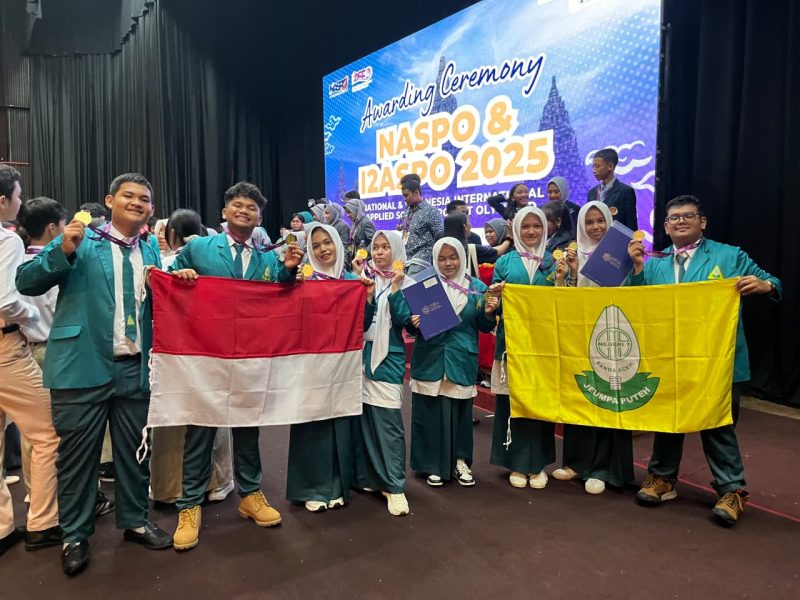 Tim siswa SMAN 1 Banda Aceh bersama guru pembimbing usai meraih dua medali emas dan satu special award pada ajang I2ASPO 2025 di Universitas Gadjah Mada,Yogyakarta.