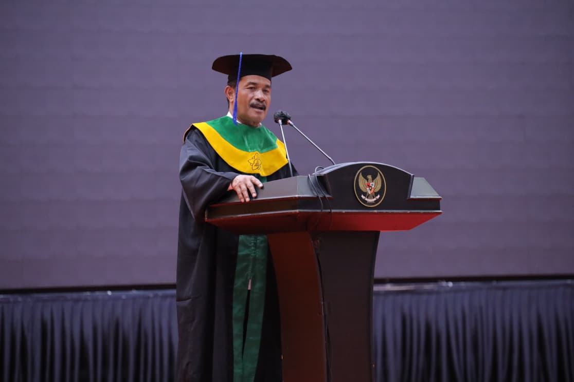 Wakil Bupati Aceh Besar Drs H Syukri A Jalil, menyampaikan sambutannya pada Wisuda Akbar Sekolah Lansia Kabupaten Aceh Besar Tahun 2025, di Gedung AAC Dayan Dawood, Darussalam, Banda Aceh, Rabu (24/12/2025).